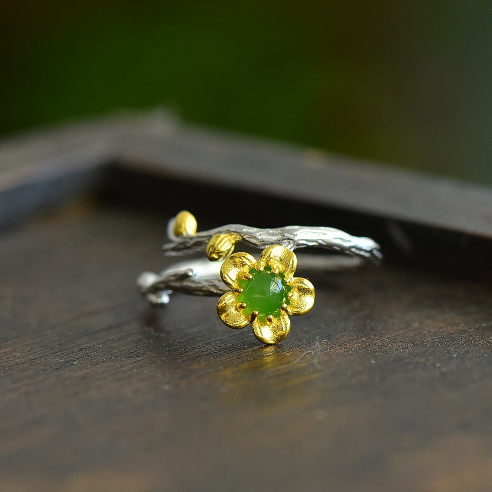 An Exquisite Sterling Silver-Gold Plated Inlaid Jasper Ring: An Exquisite Sterling Silver-Gold Plated Inlaid Jasper Ring 纯银镀金镶碧玉戒指