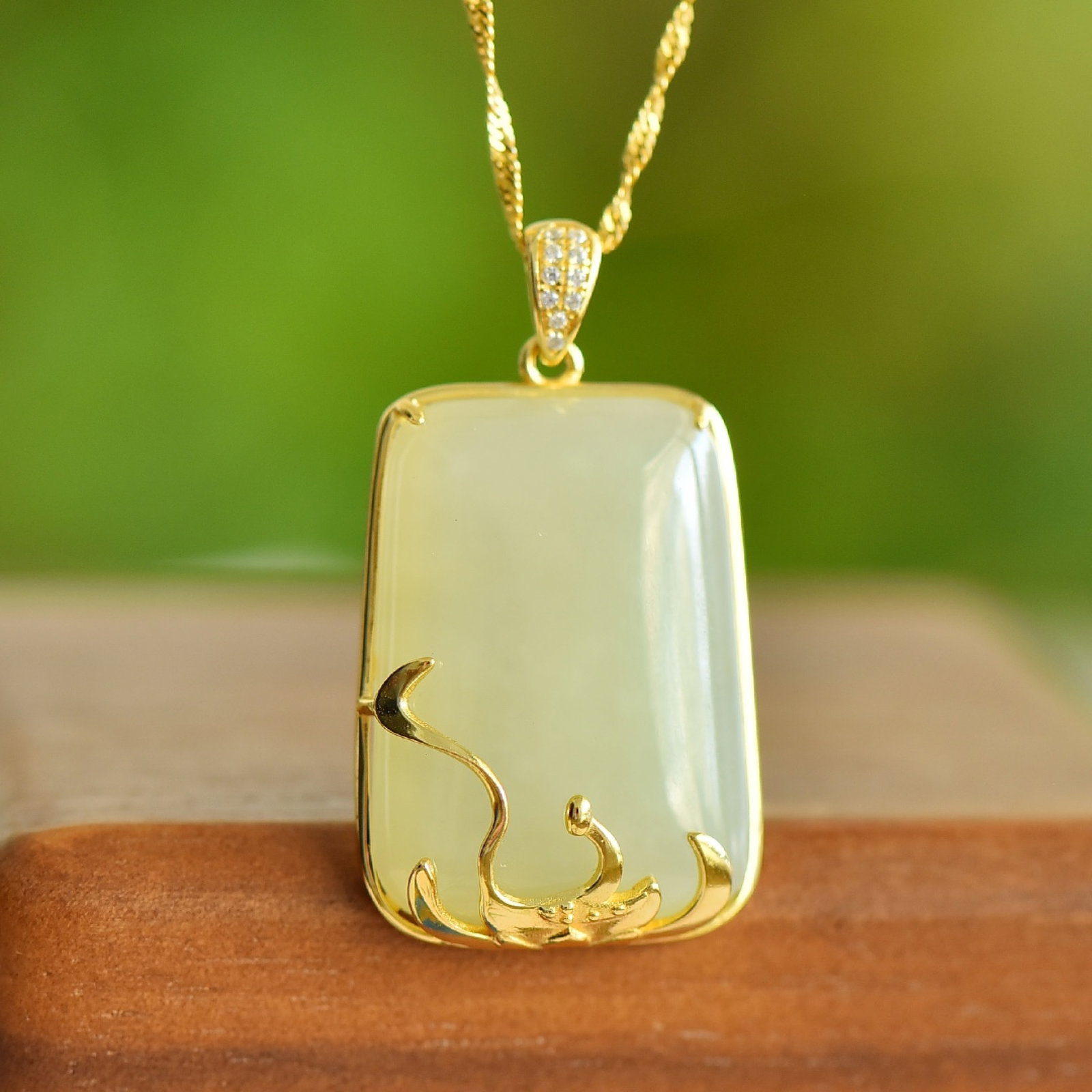 An Exquisite Sterling Silver-Gold Plated Inlaid White Jade Pendant: An Exquisite Sterling Silver-Gold Plated Inlaid White Jade Pendant,Size:19mmx28mm 纯银镀金镶白玉吊坠