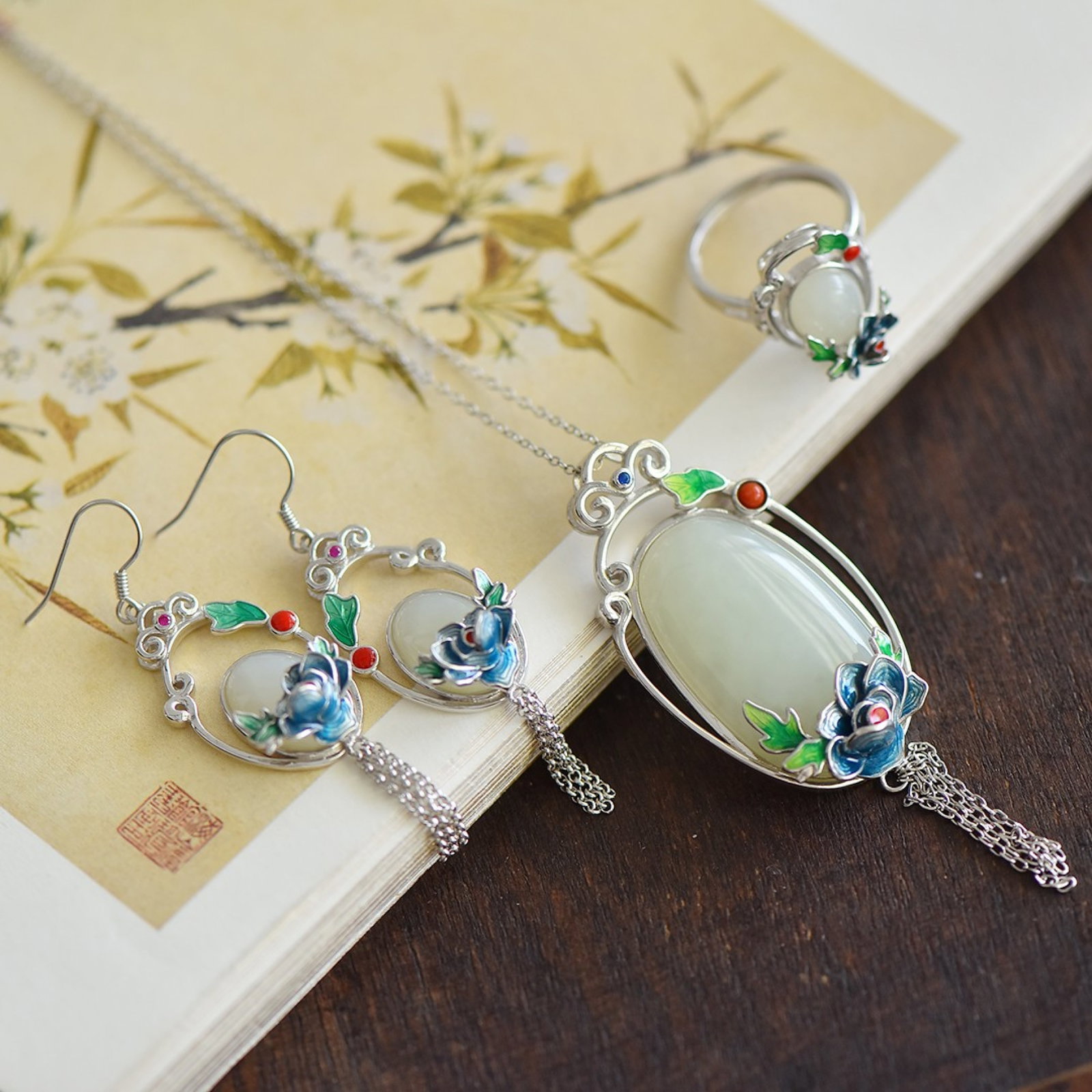 A Set of Fine Sterling Silver Inlaid White Jade Jewelries: A Set of Fine Sterling Silver Inlaid White Jade Jewelries 一套纯银镶白玉首饰