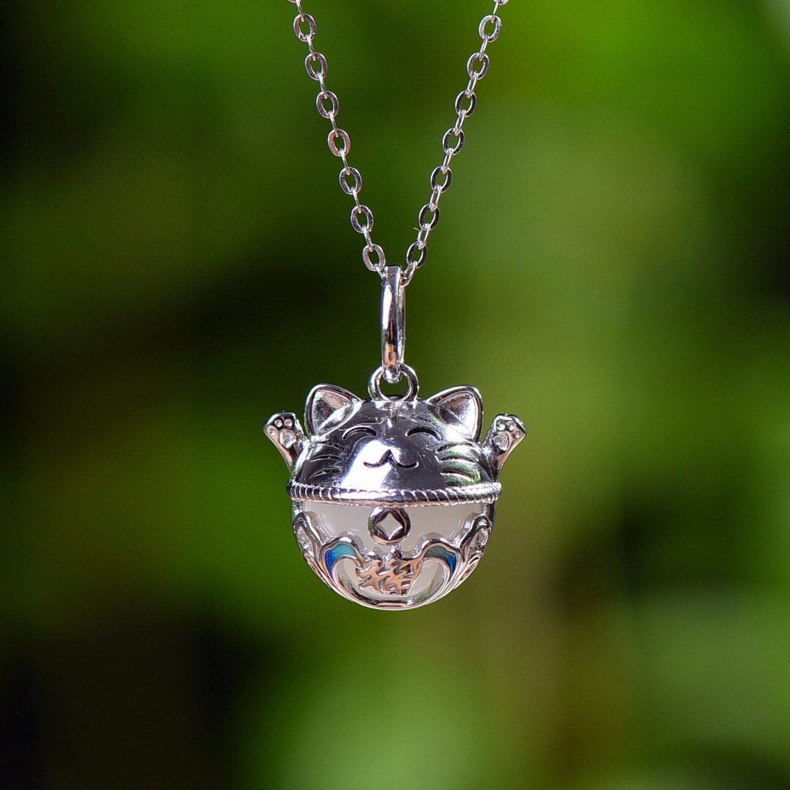 An Exquisite Sterling Silver Inlaid White Jade Enamel Pendant: An Exquisite Sterling Silver Inlaid White Jade Enamel Pendant,Size:10mmx10mm 纯银镶白玉珐琅吊坠