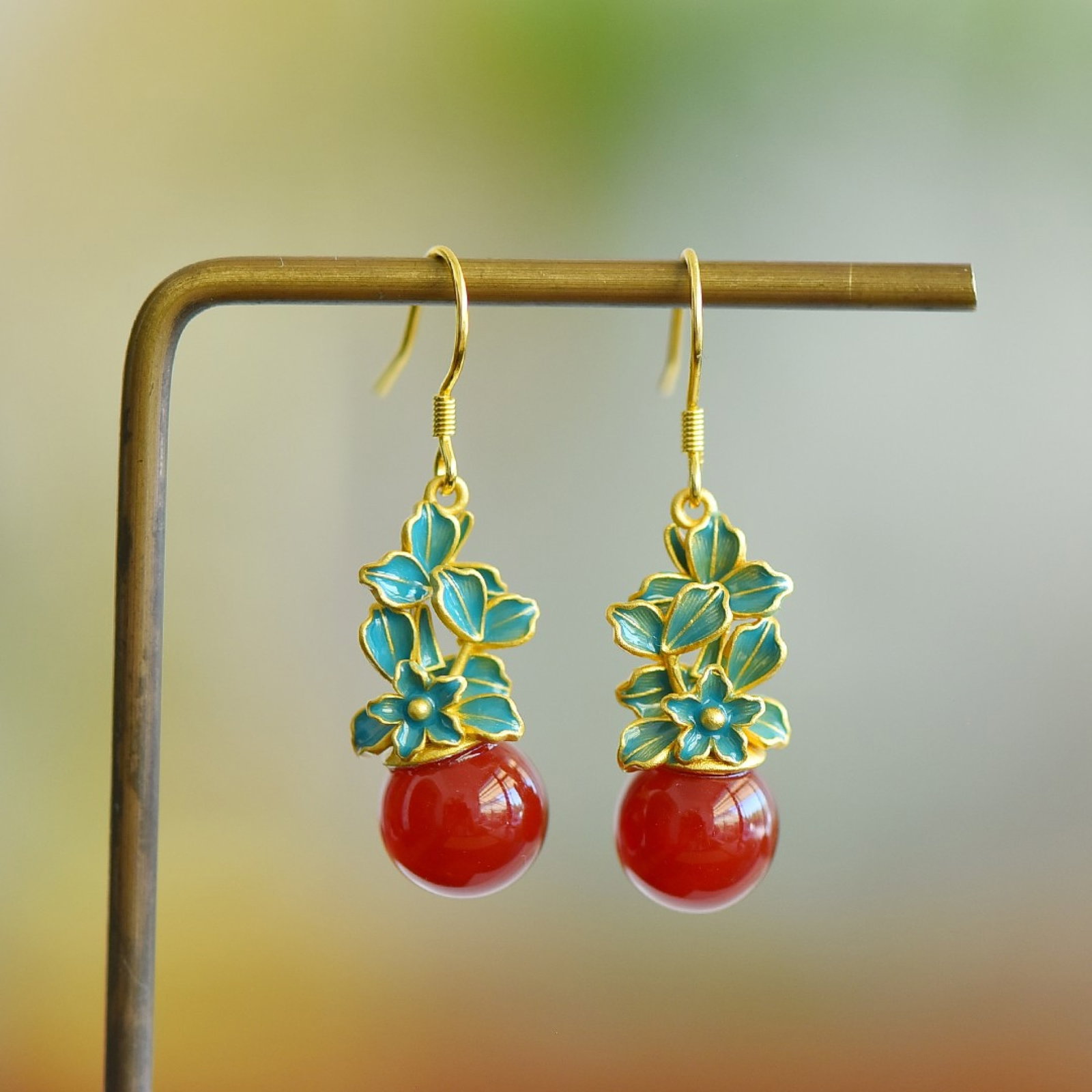 A Pair of Exquisite Sterling Silver-Gold Plated Inlaid Agate Earrings: A Pair of Exquisite Sterling Silver-Gold Plated Inlaid Agate Earrings,Size:10mmx10mm 一对纯银镀金镶玛瑙耳环