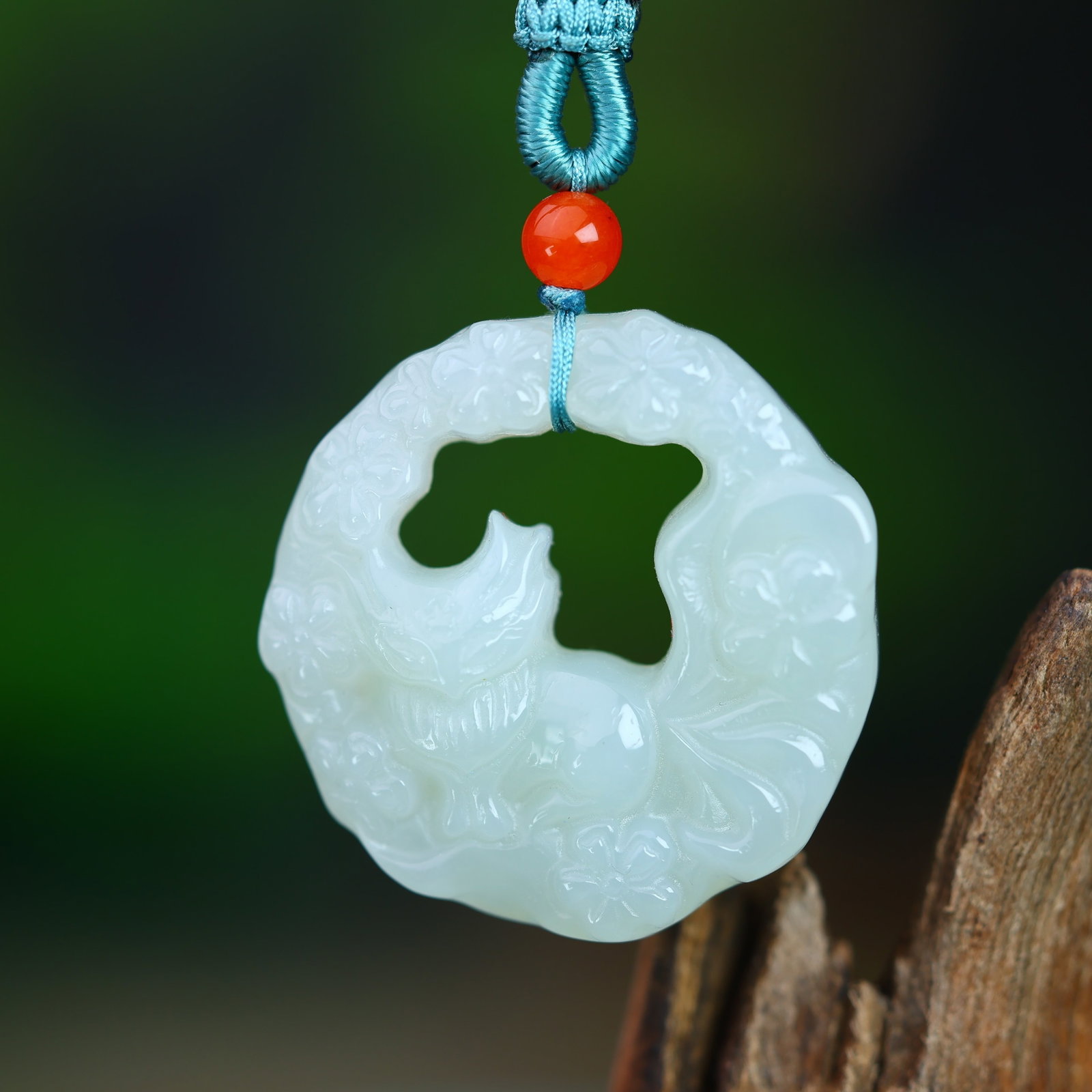 An Exquisite White Jade Nine-Tailed Fox Pendant: An Exquisite White Jade Nine-Tailed Fox Pendant,Size:31mmx31mm (寓意)爱情之花 保护神狐狸 招桃花神器