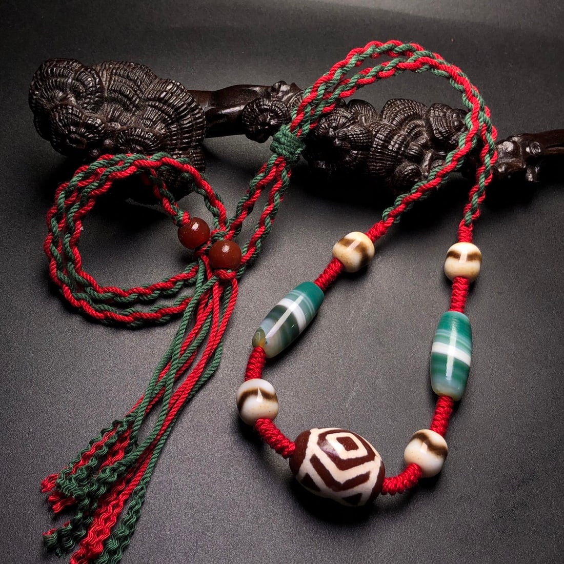 An Exquisite Dzi Bead Necklace: An Exquisite Dzi Bead Necklace,Size:25mmx19mm,11mm 天珠项链