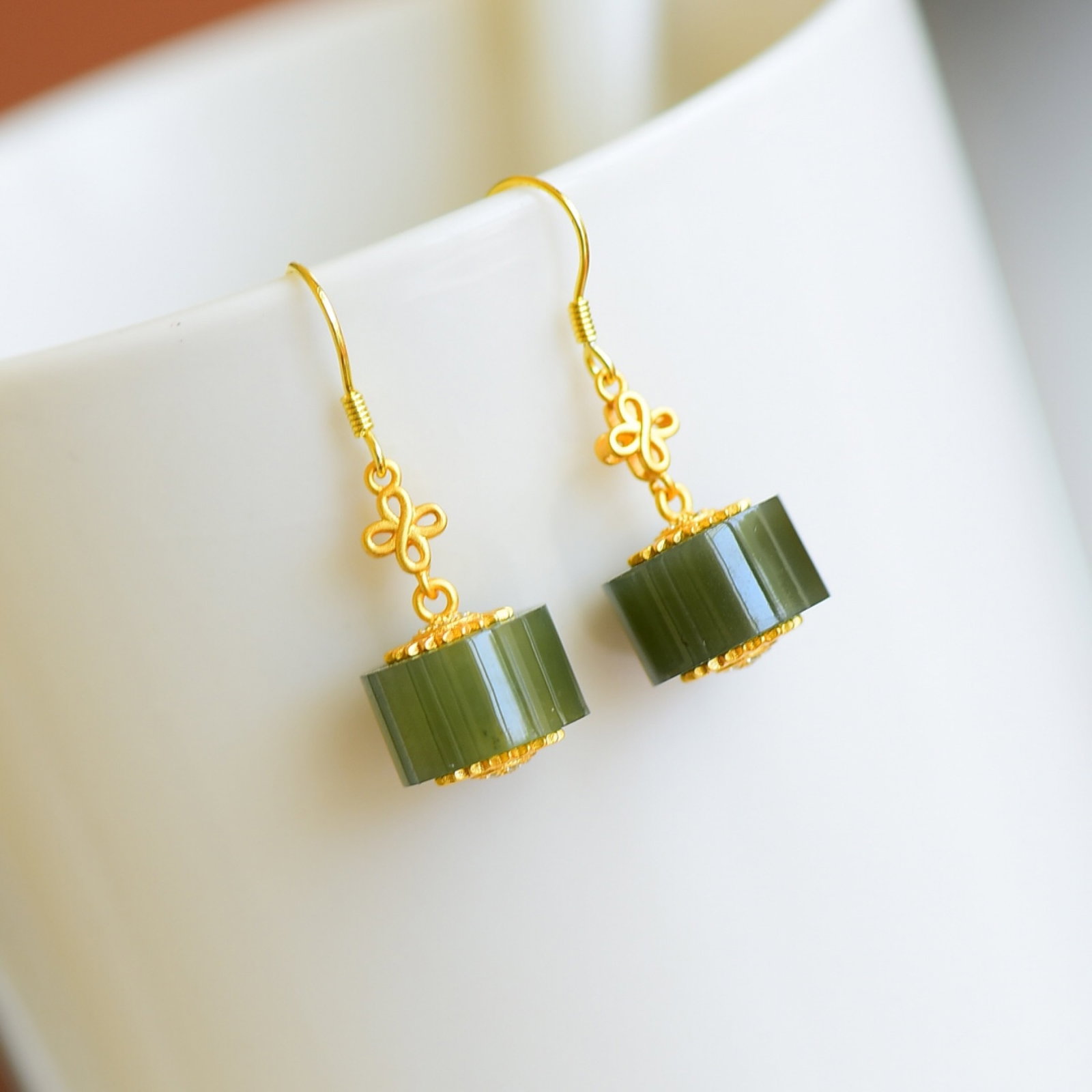 A Pair of Exquisite Sterling Silver-Gold Plated Inlaid Jasper Earrings: A Pair of Exquisite Sterling Silver-Gold Plated Inlaid Jasper Earrings,Size:7mmx12mm 一对纯银镀金镶碧玉耳环