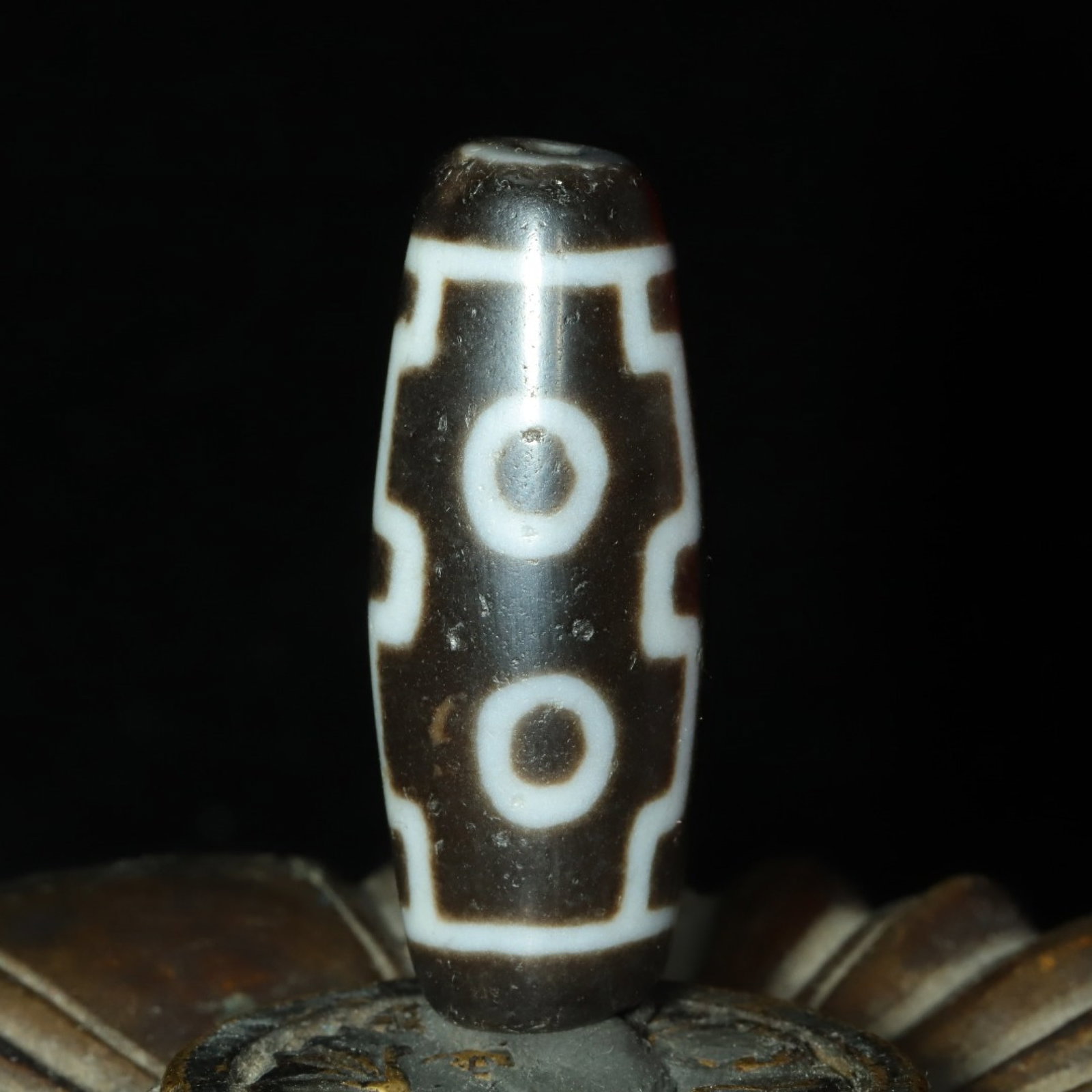 An Exquisite Four Eyes Dzi Bead Pendant: An Exquisite Four Eyes Dzi Bead Pendant，Size：37mmx14mm，Weight：10g 四眼天珠挂件