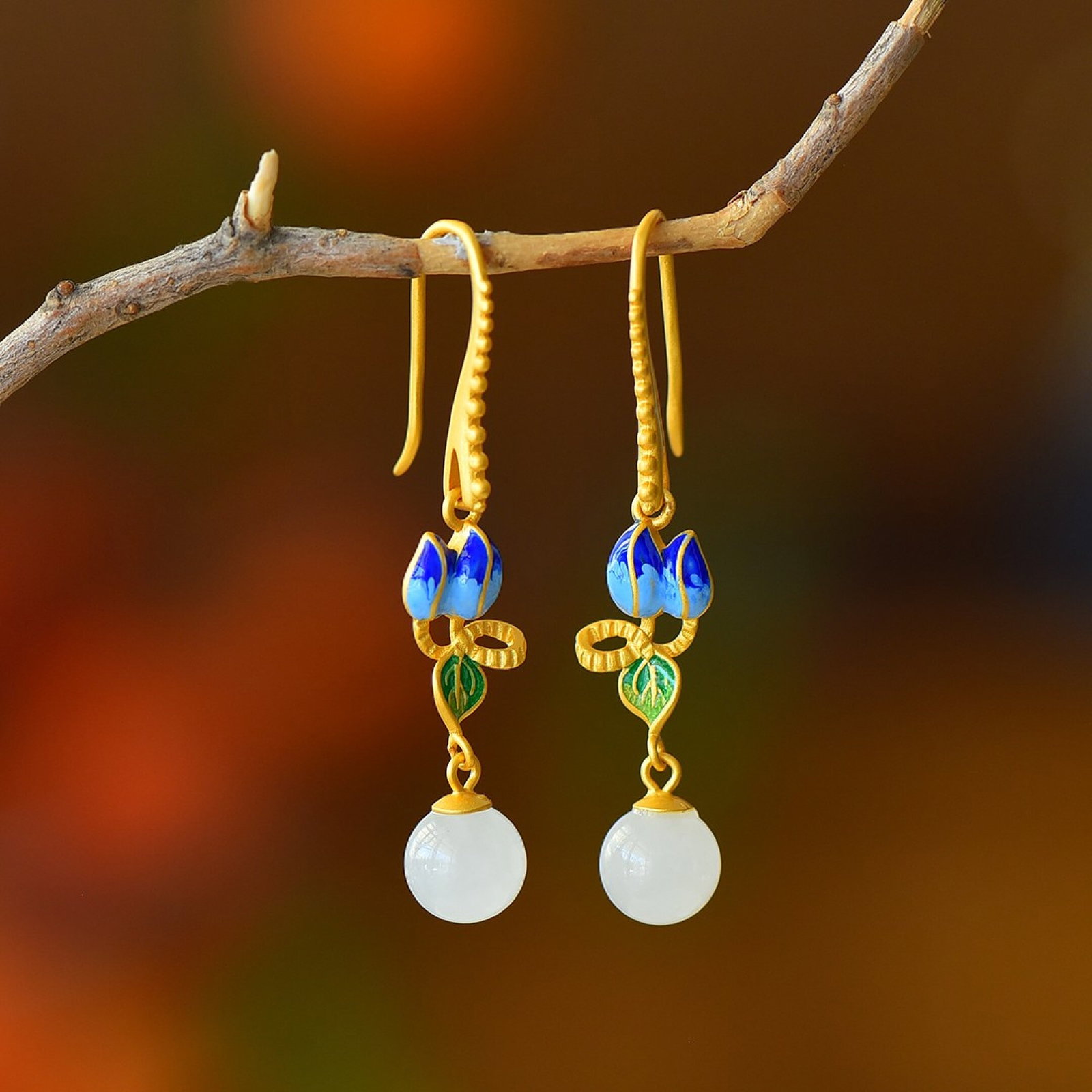 A Pair of Exquisite Sterling Silver-Gold Plated Inlaid White Jade Enamel Earrings: A Pair of Exquisite Sterling Silver-Gold Plated Inlaid White Jade Enamel Earrings,Size:8mmx8mm 一对纯银镀金镶白玉珐琅耳环