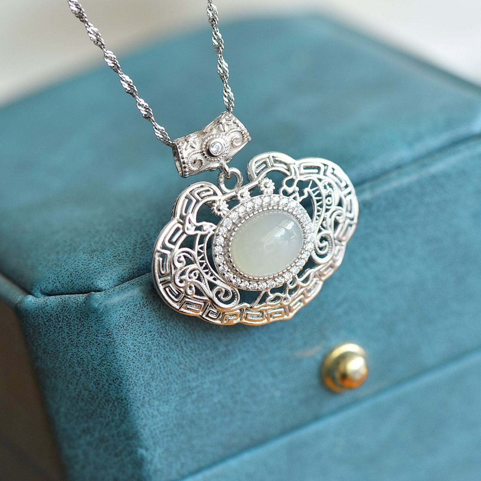 An Exquisite Sterling Silver Inlaid White Jade Pendant,Inlaid Diamonds: An Exquisite Sterling Silver Inlaid White Jade Pendant,Inlaid Diamonds,Size:7mmx9mm 纯银镶白玉吊坠,嵌钻石