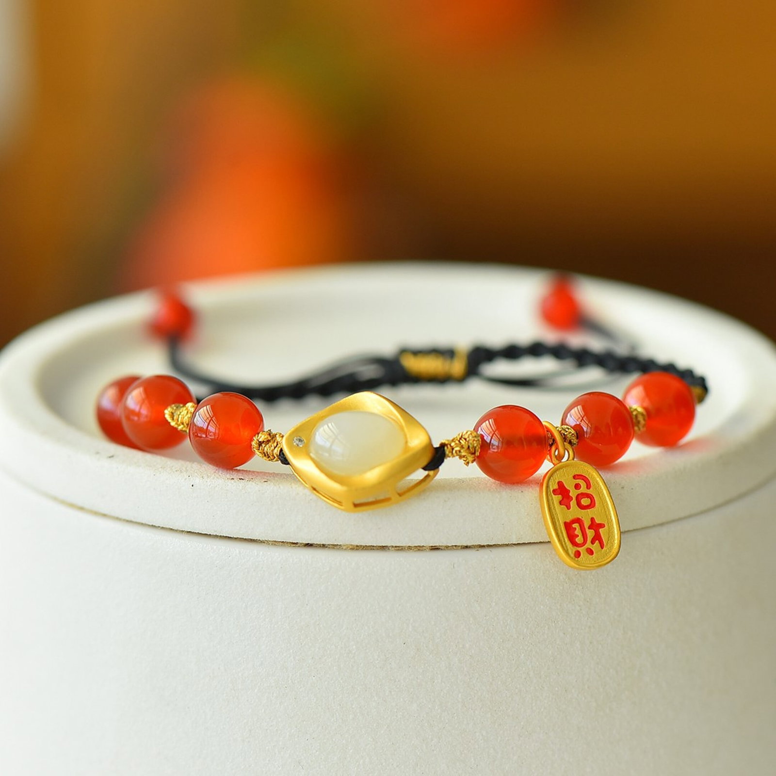 An Exquisite Sterling Silver-Gold Plated Inlaid White Jade Bracelet,Inlaid Agate: An Exquisite Sterling Silver-Gold Plated Inlaid White Jade Bracelet,Inlaid Agate,Size:8mmx19mm 纯银镀金镶白玉手链,嵌玛瑙