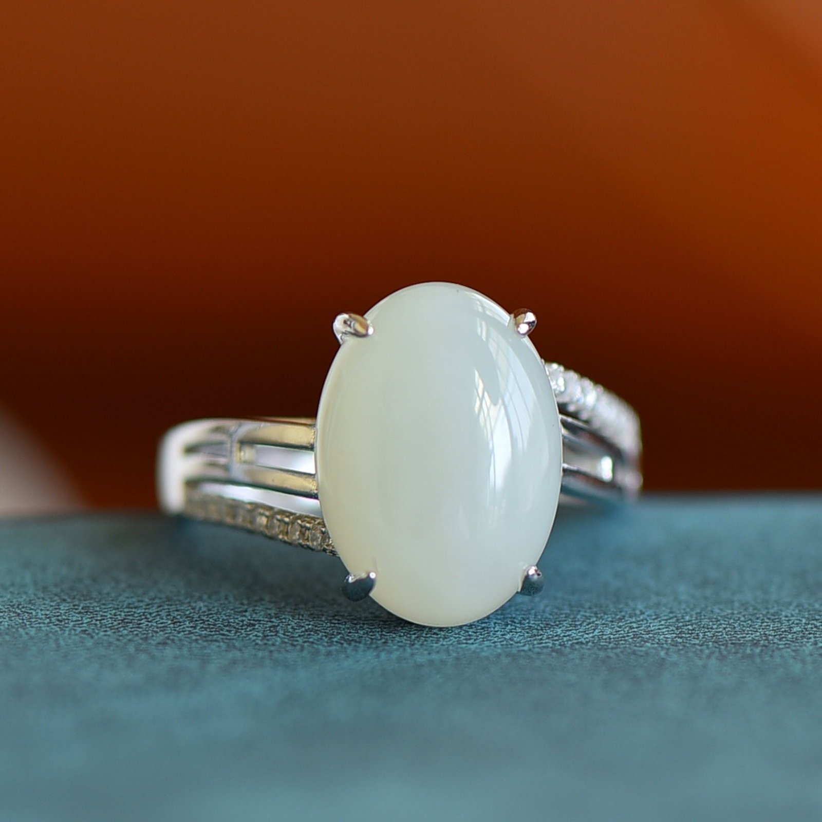 An Exquisite Sterling Silver Inlaid White Jade Ring,Inlaid Gems: An Exquisite Sterling Silver Inlaid White Jade Ring,Inlaid Gems,Size:10mmx14mm 一个精美的纯银镶白玉戒指,嵌宝石