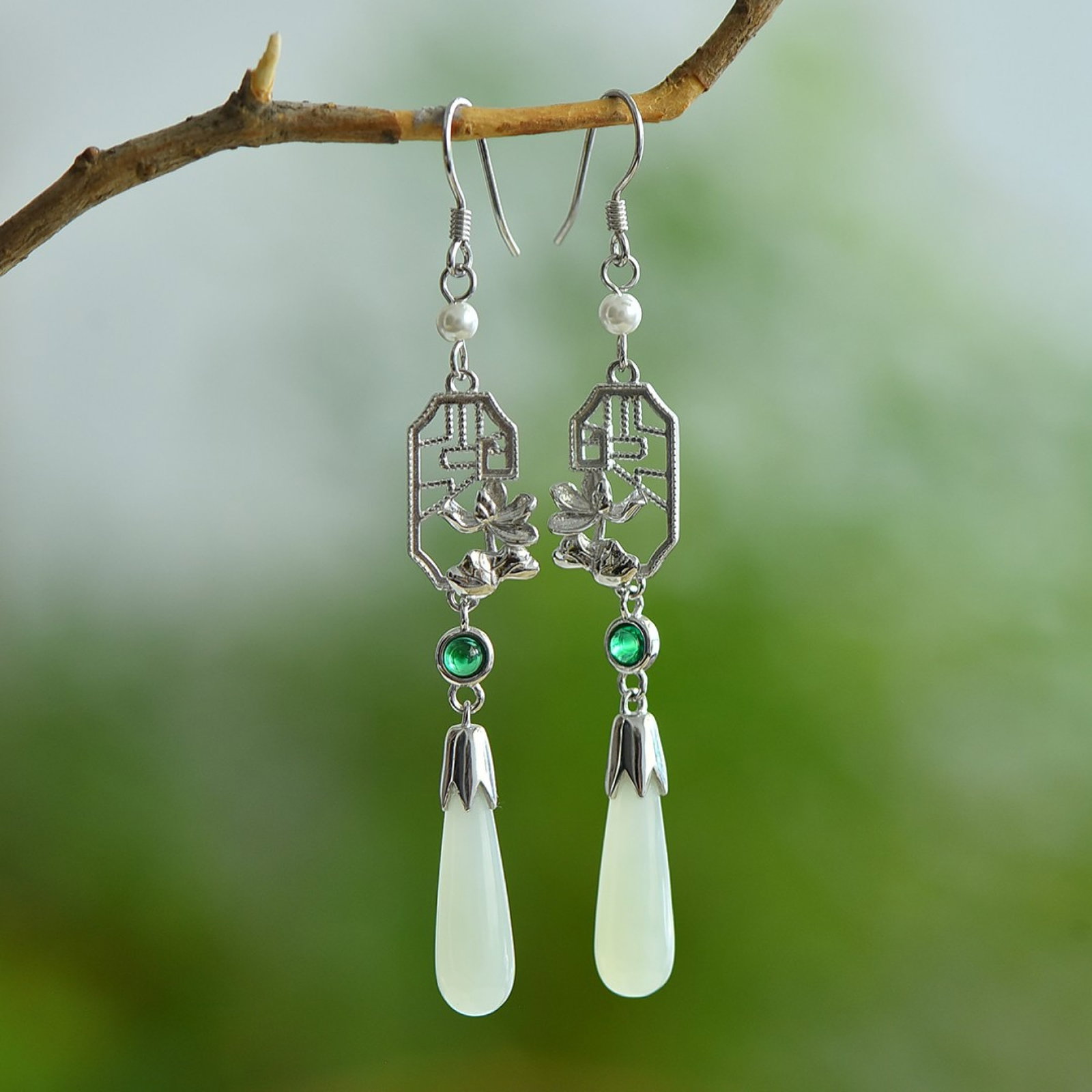 A Pair of Exquisite Sterling Silver Inlaid White Jade Earrings,Inlaid Pearls: A Pair of Exquisite Sterling Silver Inlaid White Jade Earrings,Inlaid Pearls 一对纯银镶白玉耳环，嵌珍珠