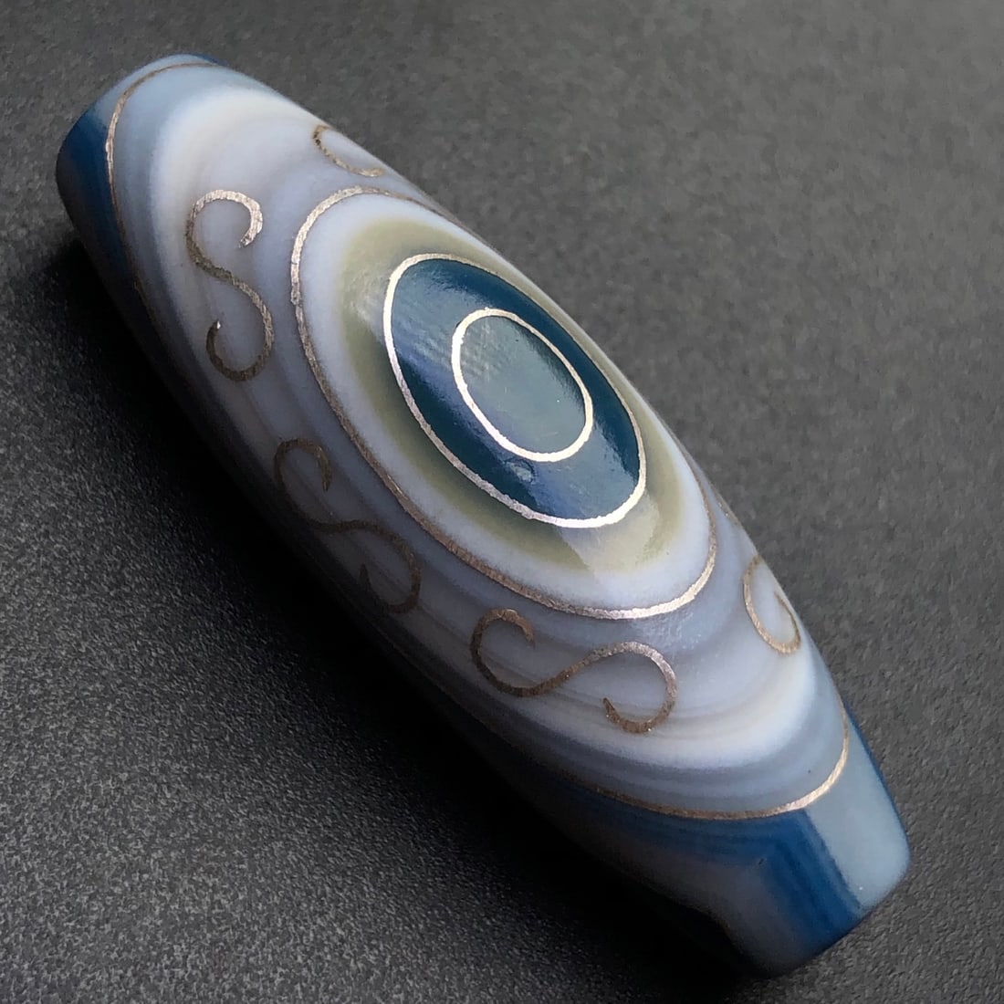An Exquisite One Eye Dzi Bead Pendant,Inlaid Silver Wire: An Exquisite One Eye Dzi Bead Pendant,Inlaid Silver Wire,Size:46mmx15mm,Weight:15.5g 一眼天珠挂件,嵌银丝