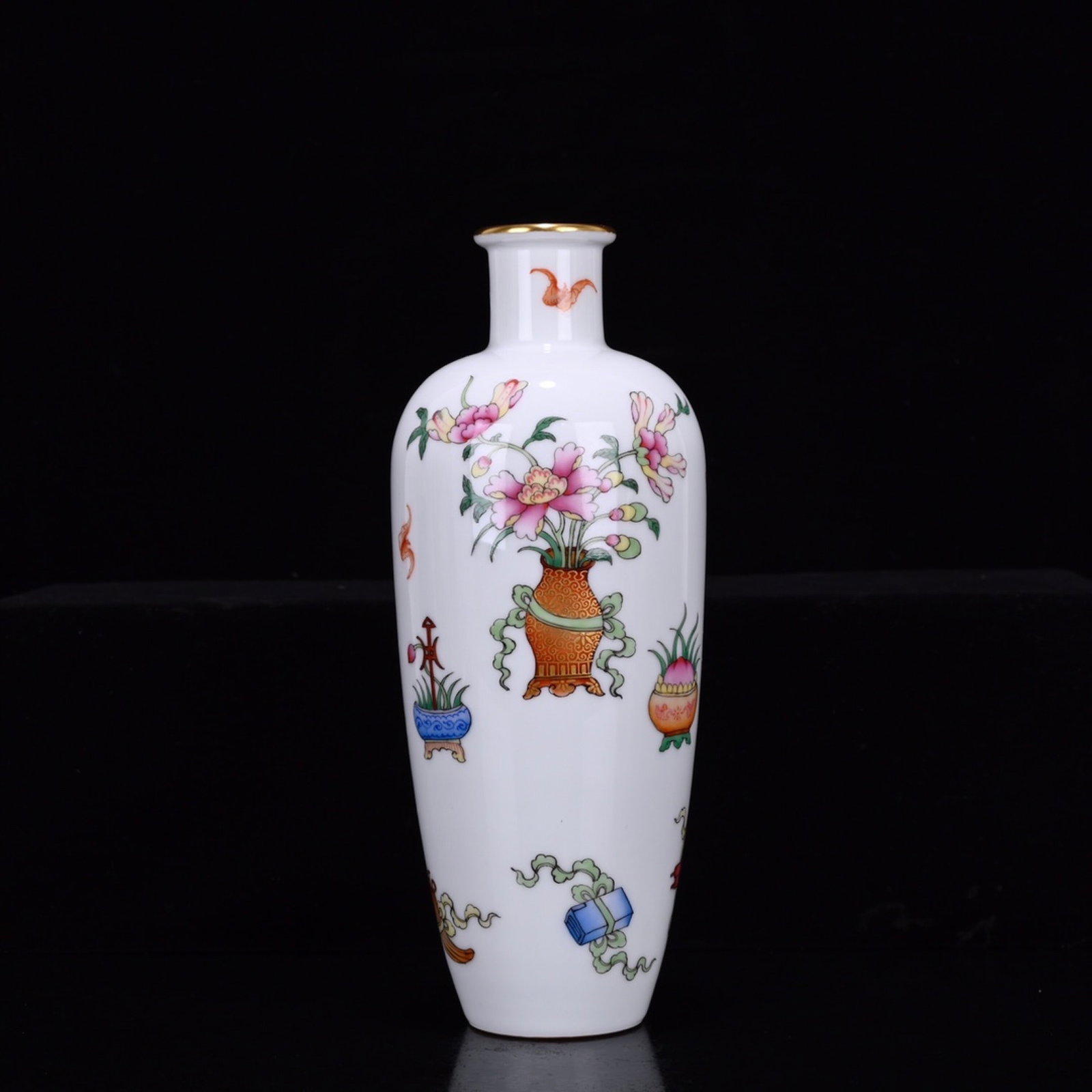 An Exquisite Famille-Rose Painted Gold Flower Pattern Vase,with poem: An Exquisite Famille-Rose Painted Gold Flower Pattern Vase,with poem,Qing Dynasty,China,Qianlong Four-character Mark,Size:8.1inx3.3in 珐琅彩描金花卉纹&#