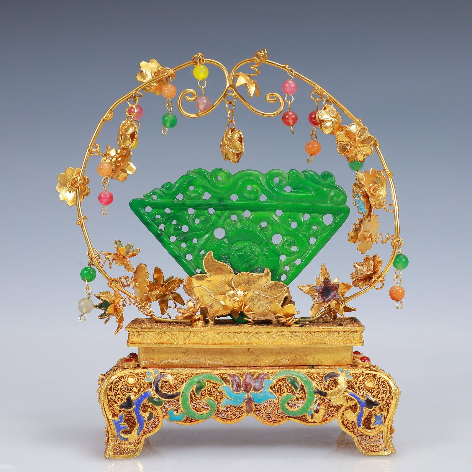 An Exquisite Filigree and Gilding Inlaid Jadeite Ornament,Inlaid Gems: An Exquisite Filigree and Gilding Inlaid Jadeite Ornament,Inlaid Gems,Qing Dynasty, China,Qianlong Four-Character Mark,Size:5.5inx2.4inx3.5in,Weight:268g 花丝鎏金嵌೉