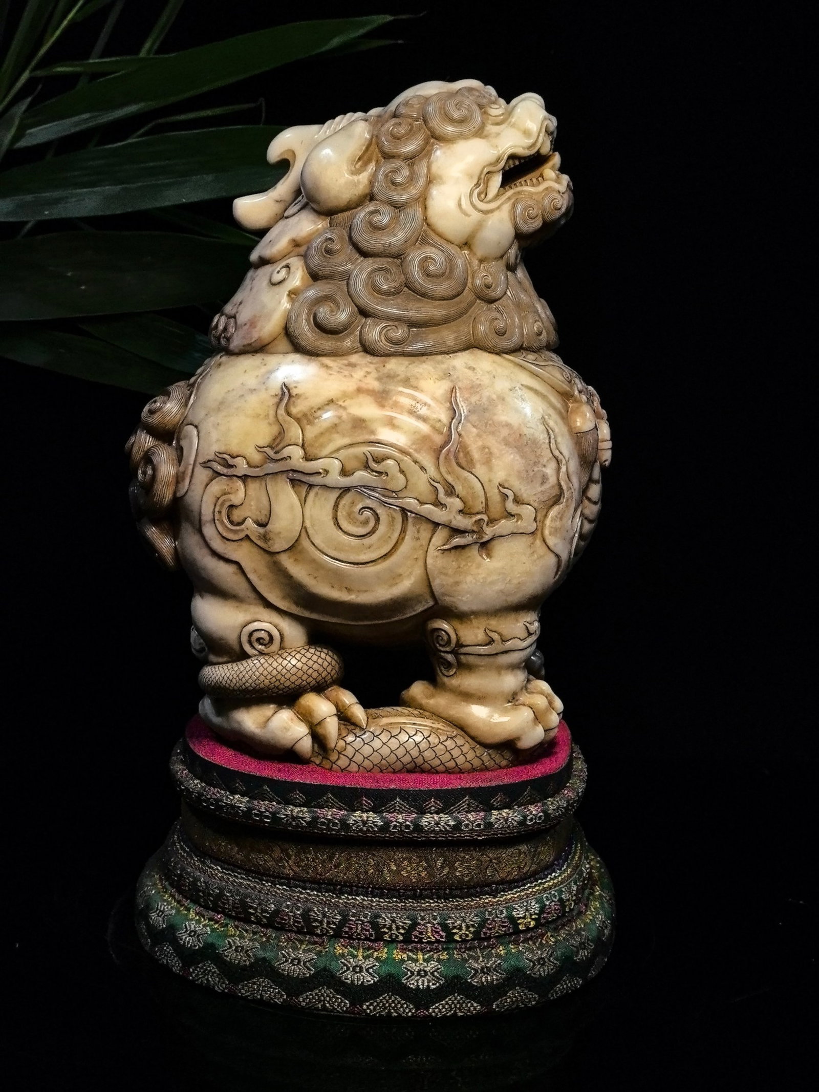An Exquisite Tianhuang Stone Auspicious Beast Ornament: An Exquisite Tianhuang Stone Auspicious Beast Ornament,Qing Dynasty,China,Size:10.6inx7.5in,Weight:7.2kg 田黄石瑞兽摆件,中国清代