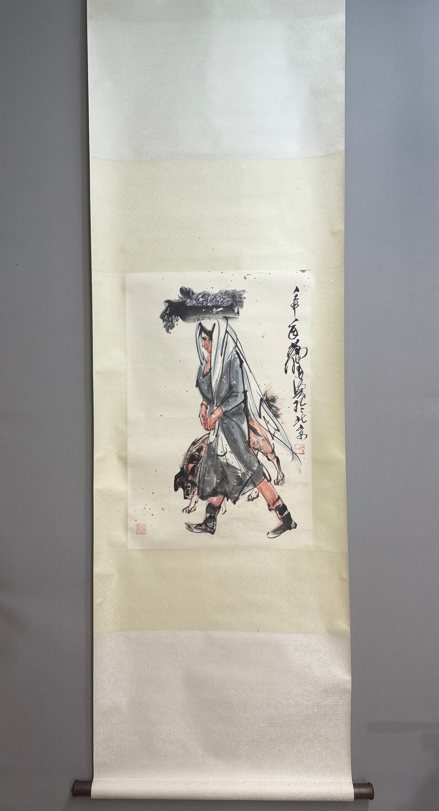 A Chinese Vertical Scroll Ink Painting of Figure and Story on Paper: A Chinese Vertical Scroll Ink Painting of Figure and Story on Paper,Huang Zhou,Size:26.4inx17.7in 一幅中国水墨人物故事画立๘