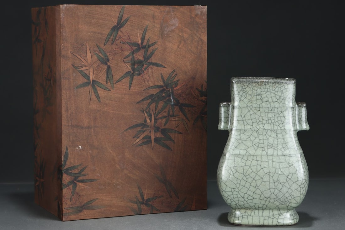An Exquisite Guan yao Double-Ears Vase: An Exquisite Guan yao Double-Ears Vase,Song Dynasty,China,Size:8.7inx4.9in 官窑双耳瓶,中国宋代