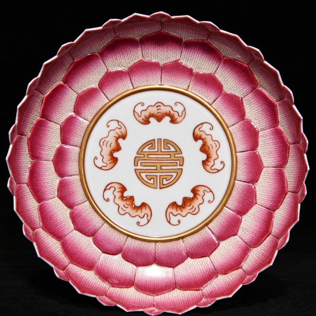 An Exquisite Famille-Rose Gilt Bats and Peach Pattern Plate: An Exquisite Famille-Rose Gilt Bats and Peach Pattern Plate,Qing Dynasty,China,Qianlong Six-character Mark,Size:1.5inx7.2in 粉彩鎏金福寿纹盘,中