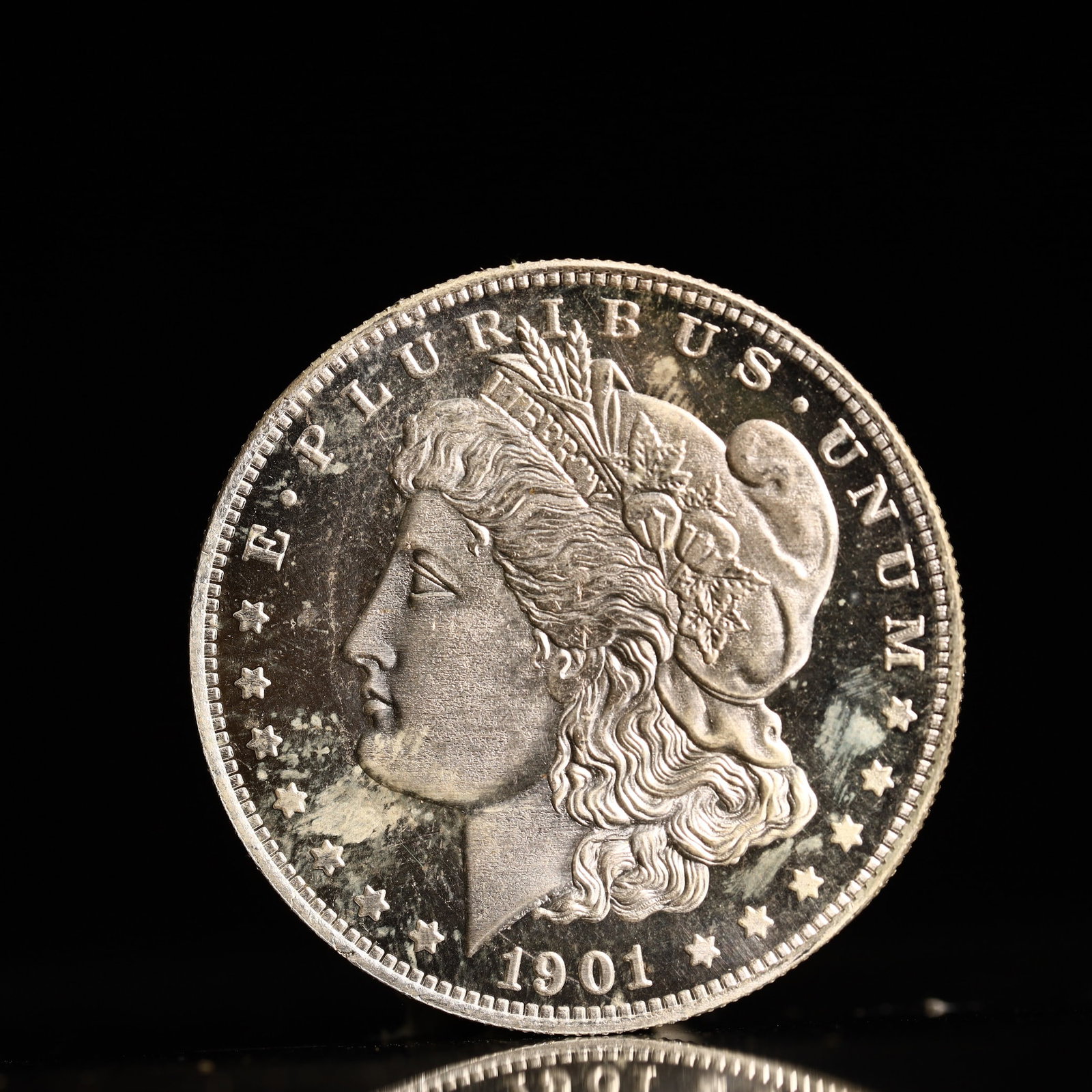 USA Morgan Dollar 1901 Coin: Obv: profile bust with date below and E PLURIBUS UNUM legend and stars around. Rev: eagle with In God we trust above within wreath with UNITED STATES OF AMERICA ONE DOLLAR legend. IN GOD WE TRUST /