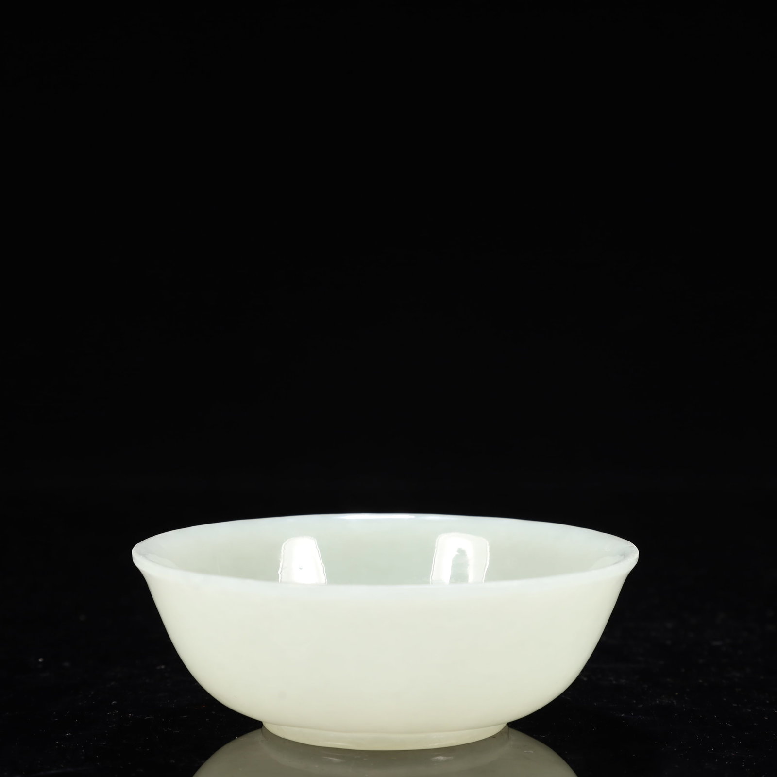 An Exquisite White Jade Bowl (1 of 6)