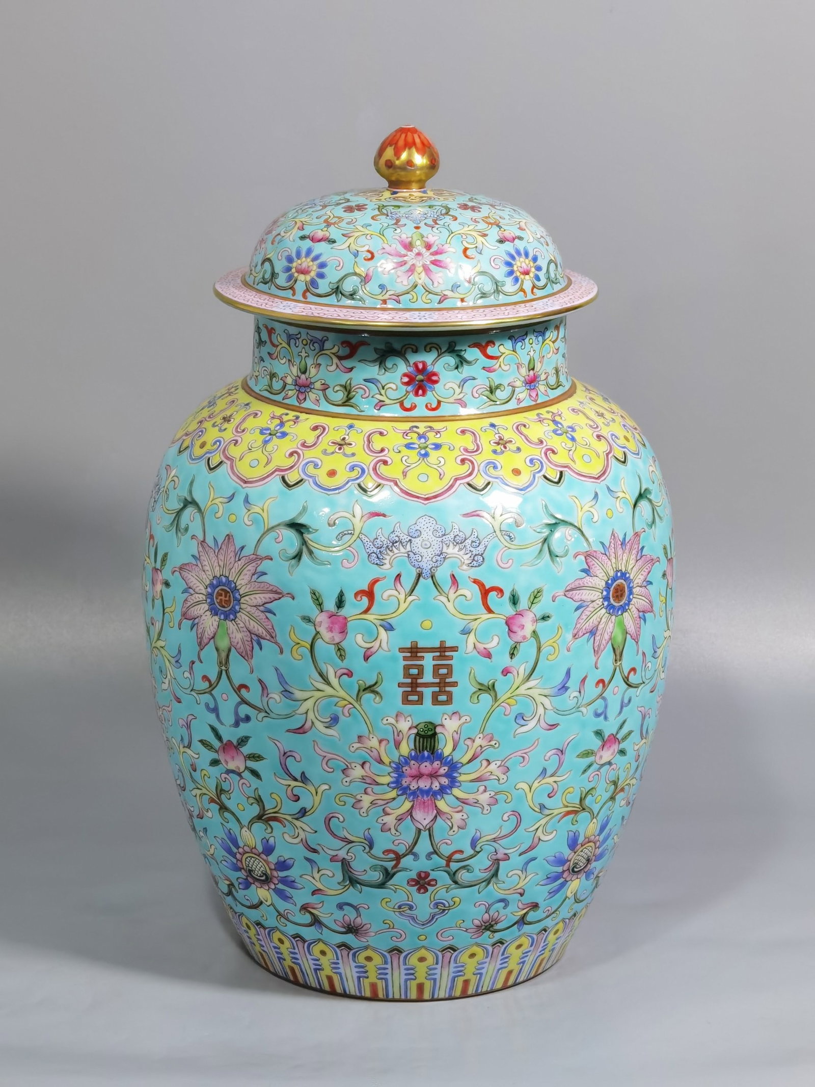 An Exquisite Famille-Rose Turquoise Glazed Lotus Pattern Jar with Cover: An Exquisite Famille-Rose Turquoise Glazed Lotus Pattern Jar with Cover,Qing Dynasty,China,Daoguang Six-character Mark,Size:11.2inx6.9in 粉彩松石绿釉缠枝