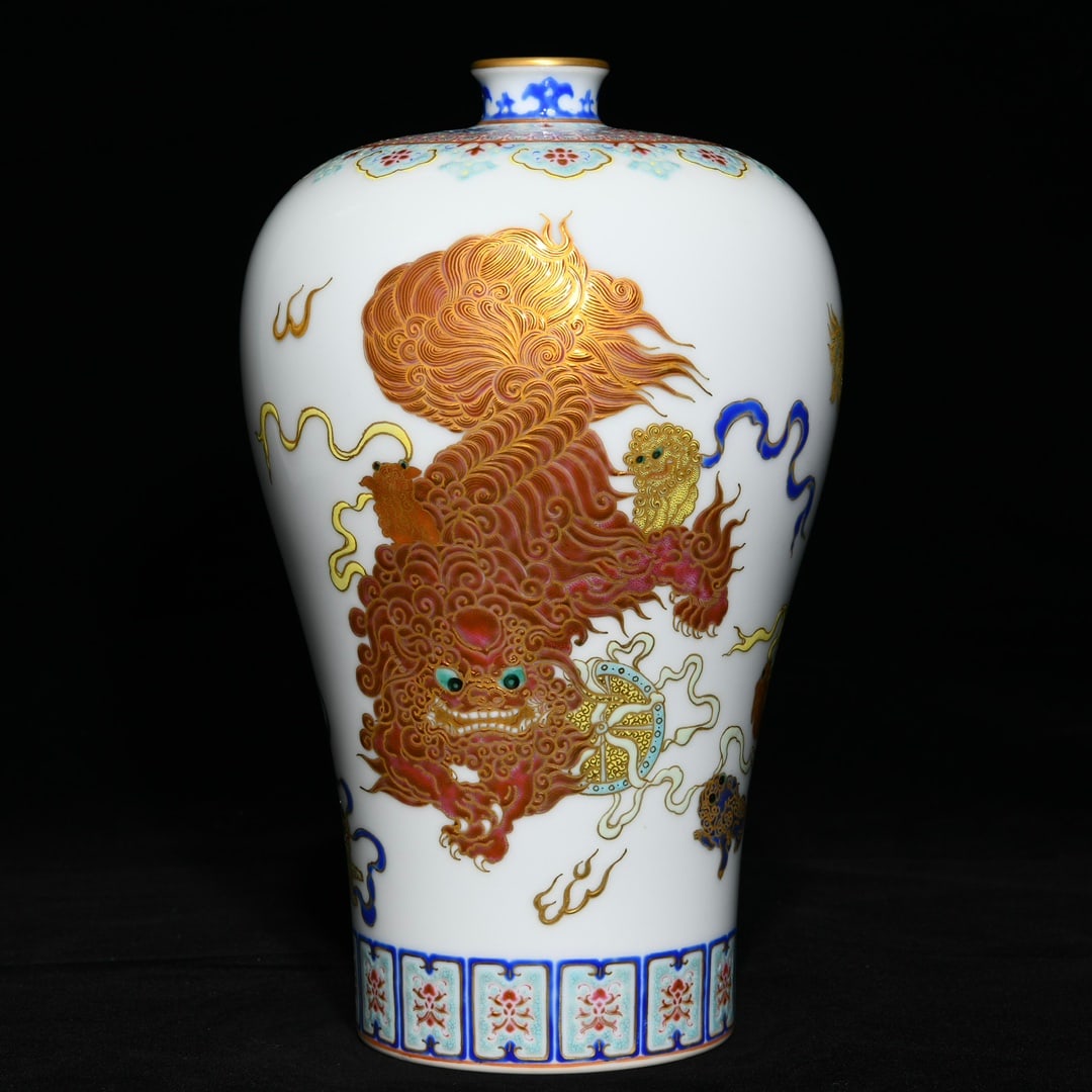 An Exquisite Famille-Rose Painted Gold Lion Pattern Vase: An Exquisite Famille-Rose Painted Gold Lion Pattern Vase,Qing Dynasty,China,Yongzheng Six-character Mark,Size:9.2inx5.6in 粉彩描金狮子纹瓶,中Þ