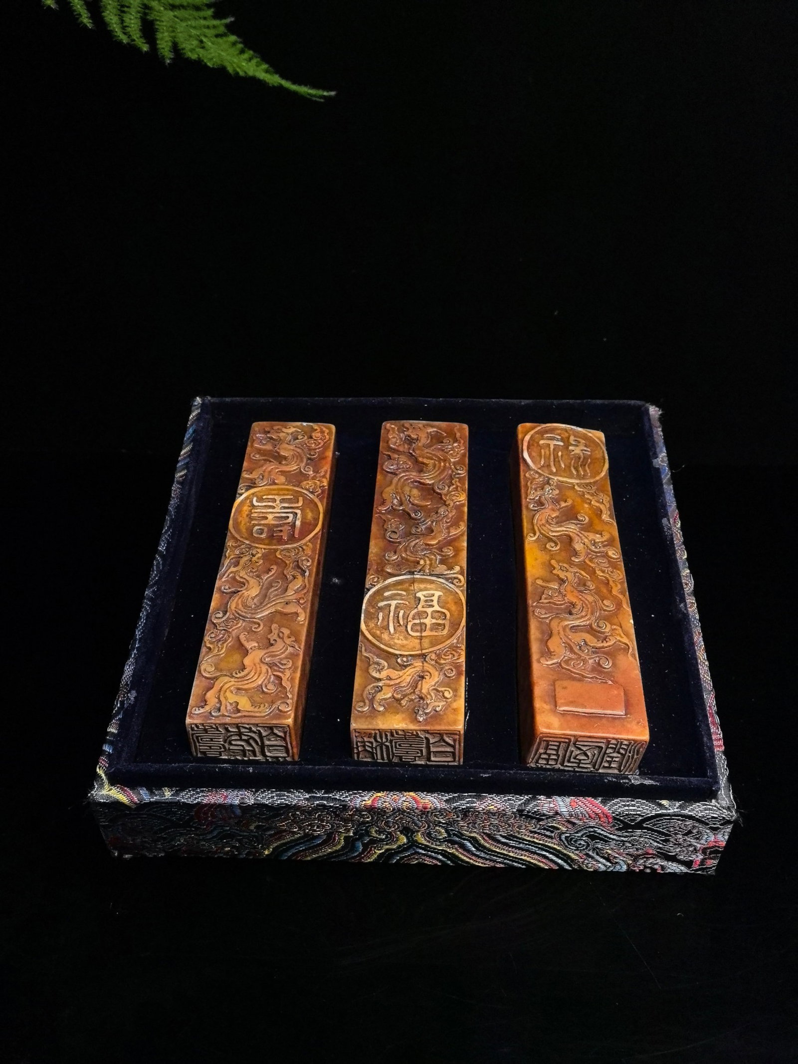 A Set of Fine Tianhuang Stone Chi-Dragon Pattern Seals,with Poem: A Set of Fine Tianhuang Stone Chi-Dragon Pattern Seals,with Poem,Qing Dynasty,China,Size:6.2inx1.6in,Weight:1664g 一套田黄石螭龙纹印章,ñ
