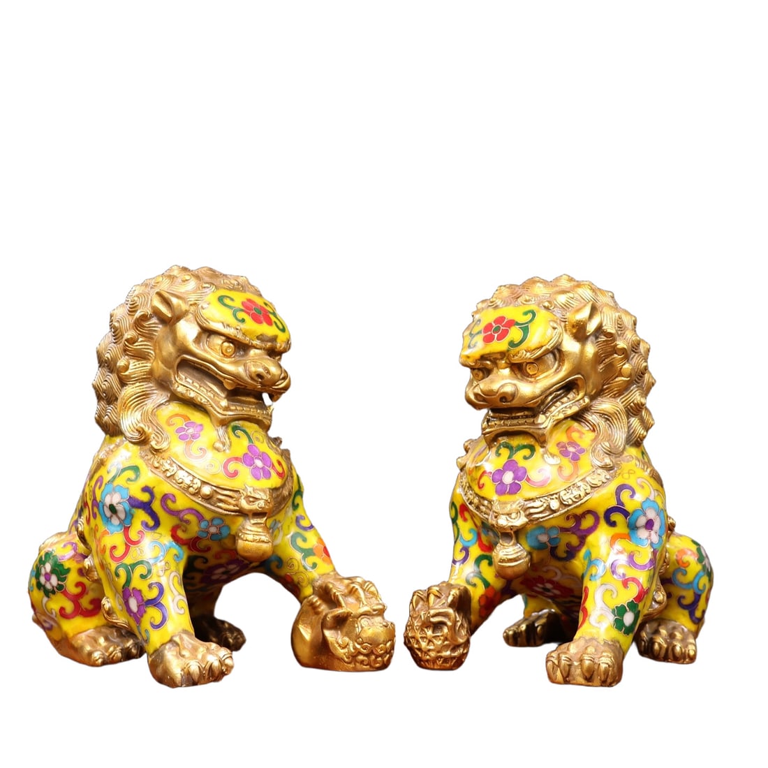 A Pair of Exquisite Gilt Bronze Cloisonne Lotus Pattern Lion Ornaments: A Pair of Exquisite Gilt Bronze Cloisonne Lotus Pattern Lion Ornaments,Qing Dynasty,China,Size:7.9inx7.5inx4.7in,Weight:4800g 一对铜鎏金景泰蓝缠&#