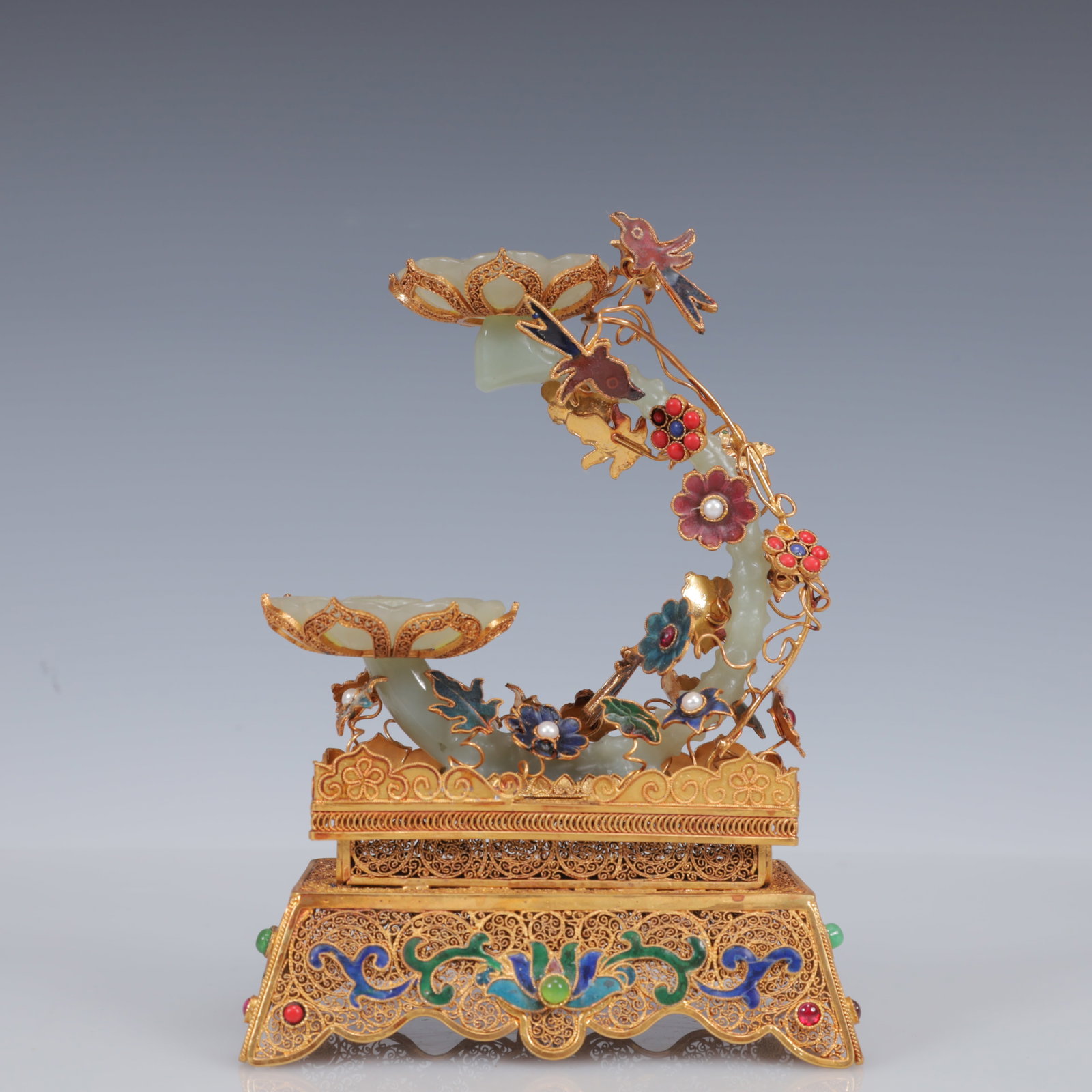An Exquisite Filigree and Gilding Inlaid White Jade Lotus Ornament,Inlaid Gems: An Exquisite Filigree and Gilding Inlaid White Jade Lotus Ornament,Inlaid Gems,Qing Dynasty, China,Qianlong Four-Character Mark,Size:5.5inx3.1inx7.5in,Weight:550g 花丝鎏金î