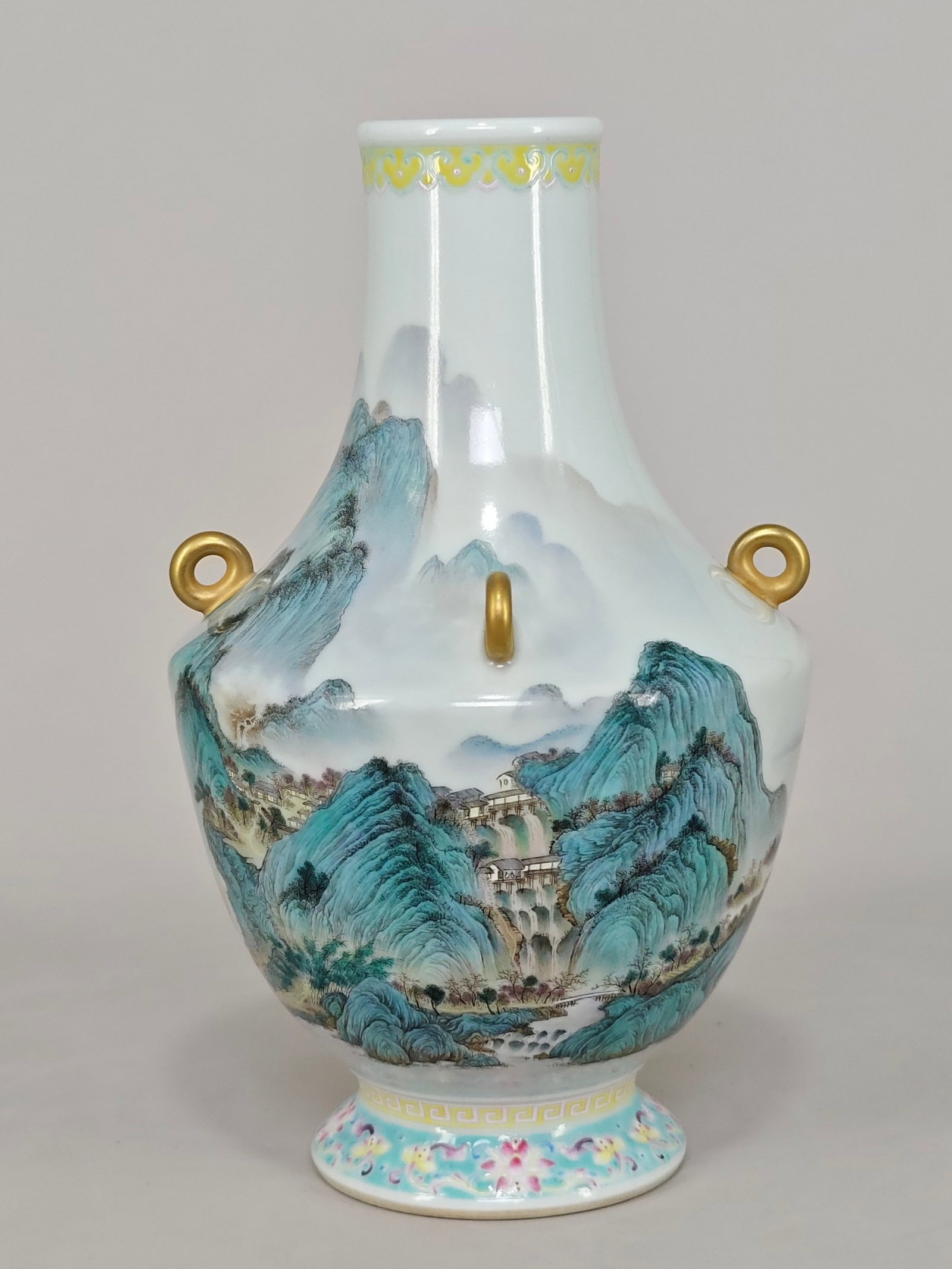 An Exquisite Famille-Rose Landscape Pattern Vase: An Exquisite Famille-Rose Landscape Pattern Vase,Qing Dynasty,China,Qianlong Six-character Mark,Size:9.4inx5.9in 粉彩山水纹瓶,中国清代,È