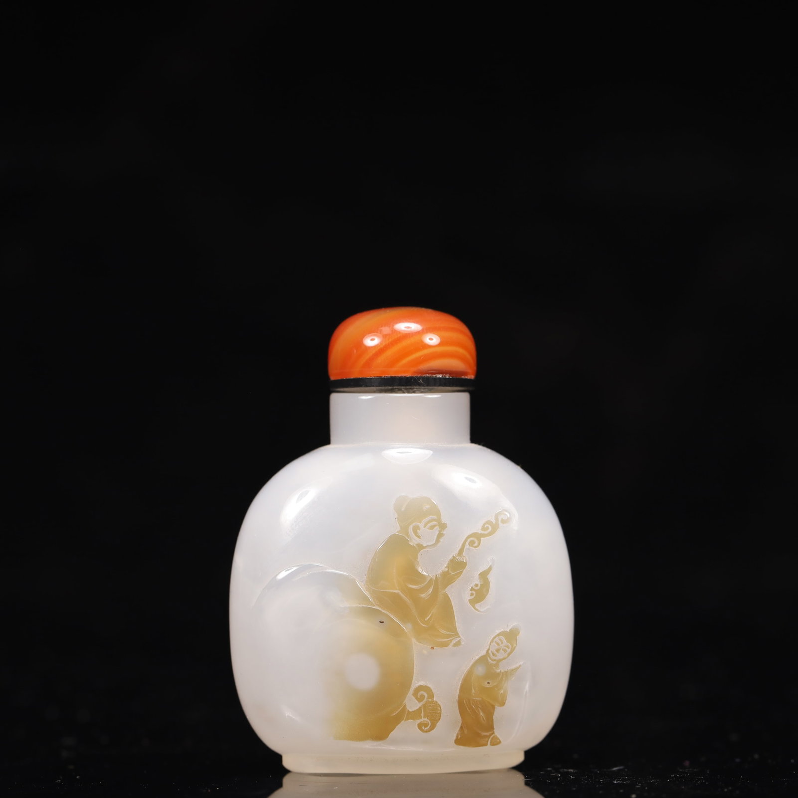 An Exquisite Agate Figure Pattern Snuff Bottle: An Exquisite Agate Figure Pattern Snuff Bottle,Qing Dynasty, China,Size:2inx0.8inx2.6in,Weight:52g 玛瑙人物纹鼻烟壶,中国清代