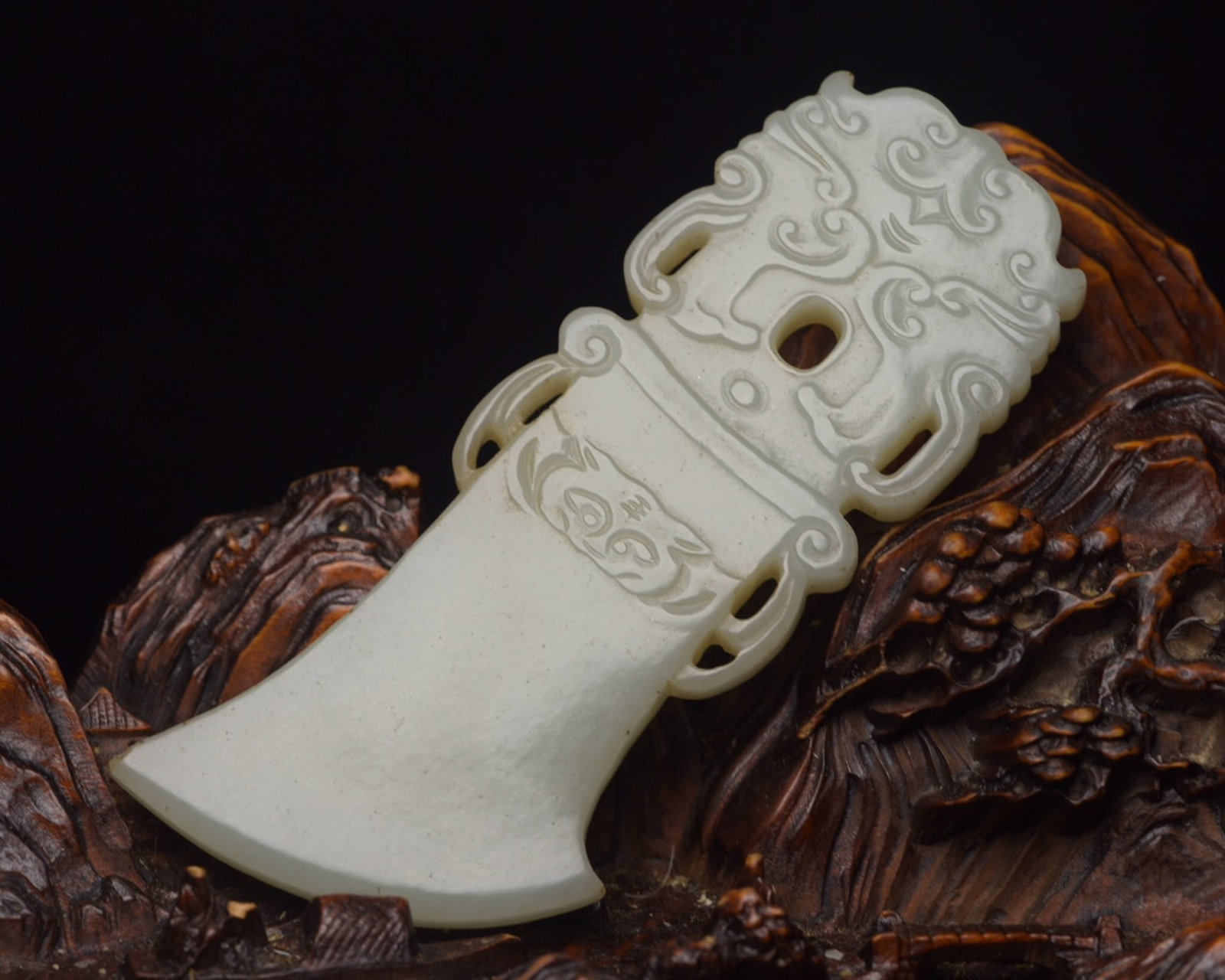 An Exquisite White Jade Beast-Face Pattern Pendant: An Exquisite White Jade Beast-Face Pattern Pendant,Qing Dynasty,China,Size:3.5inx1.5inx0.3in,Weight:50g 白玉兽面纹佩,中国清代