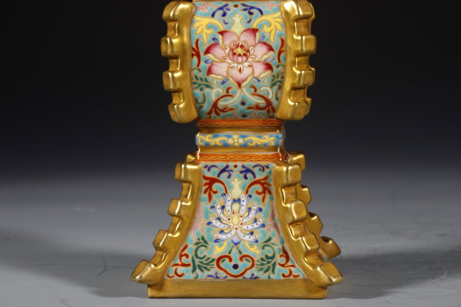 An Exquisite Enamel Lotus Pattern Vase - 2