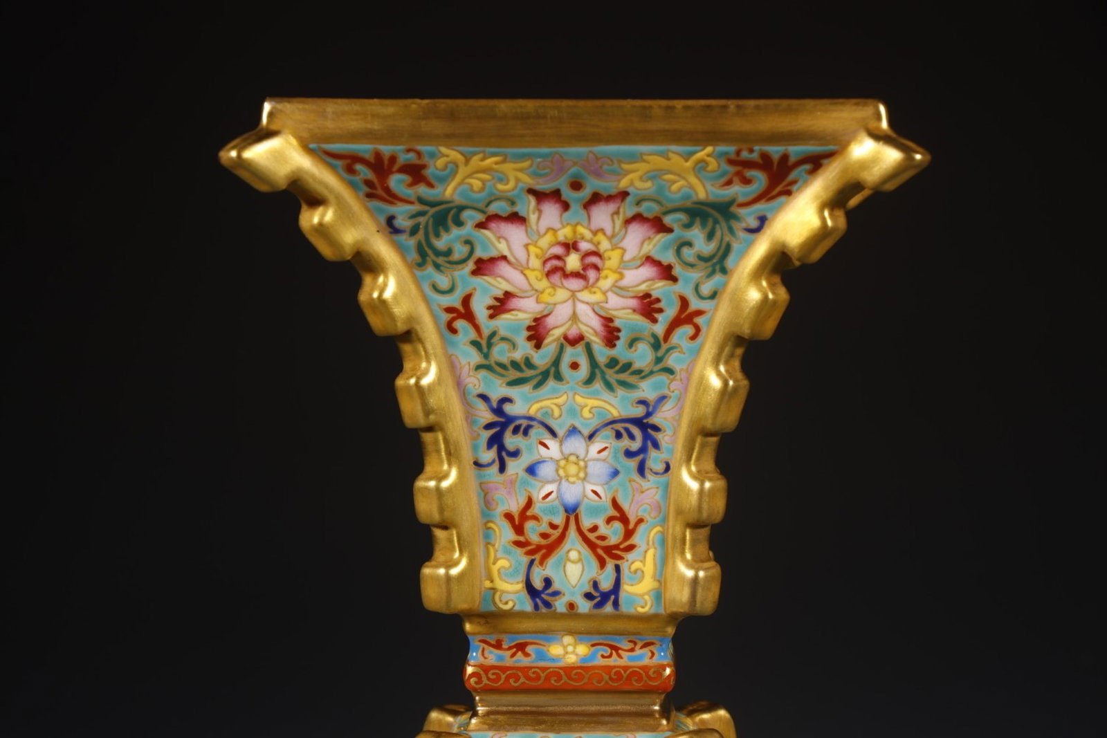 An Exquisite Enamel Lotus Pattern Vase - 3