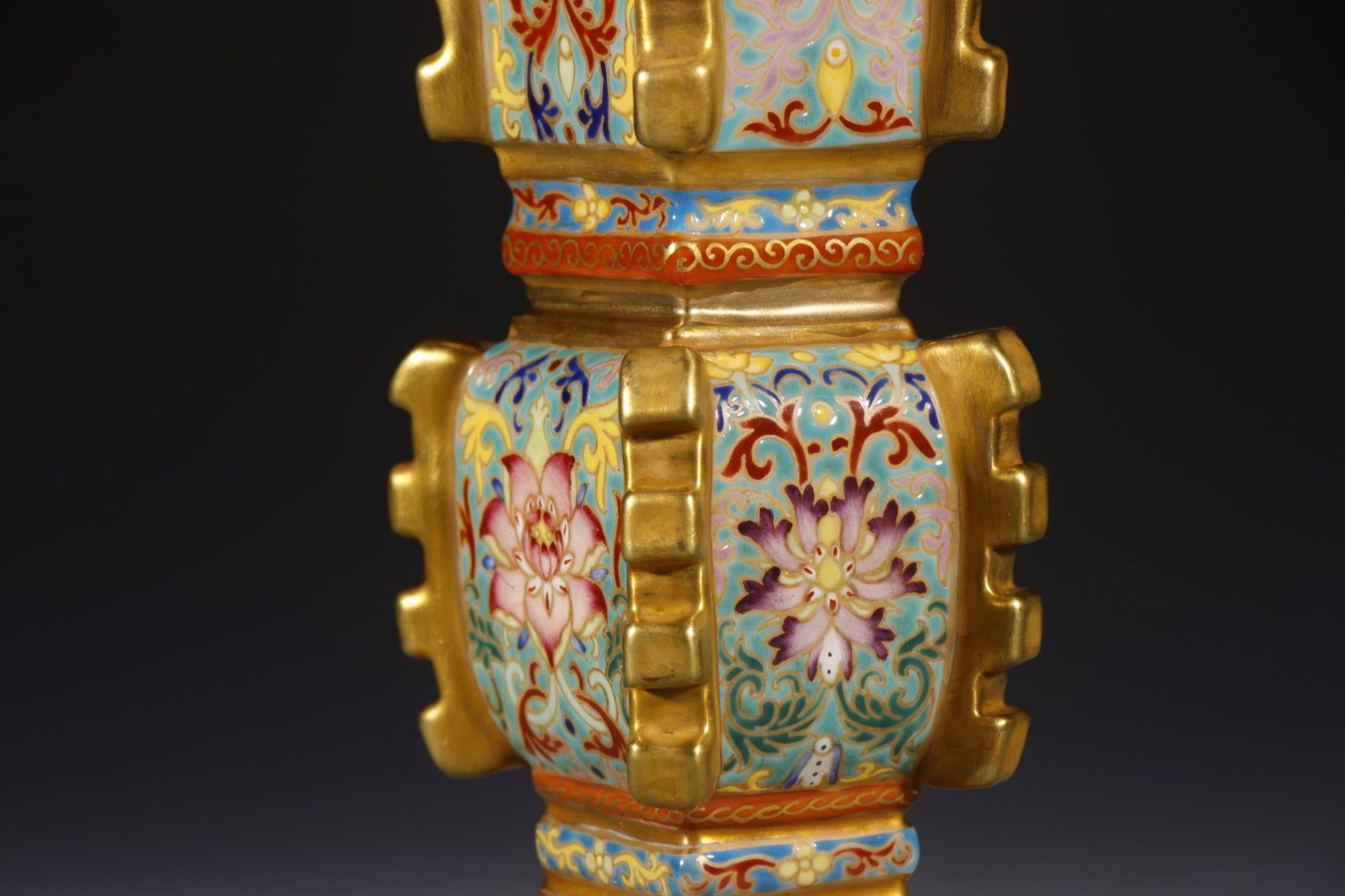 An Exquisite Enamel Lotus Pattern Vase - 4