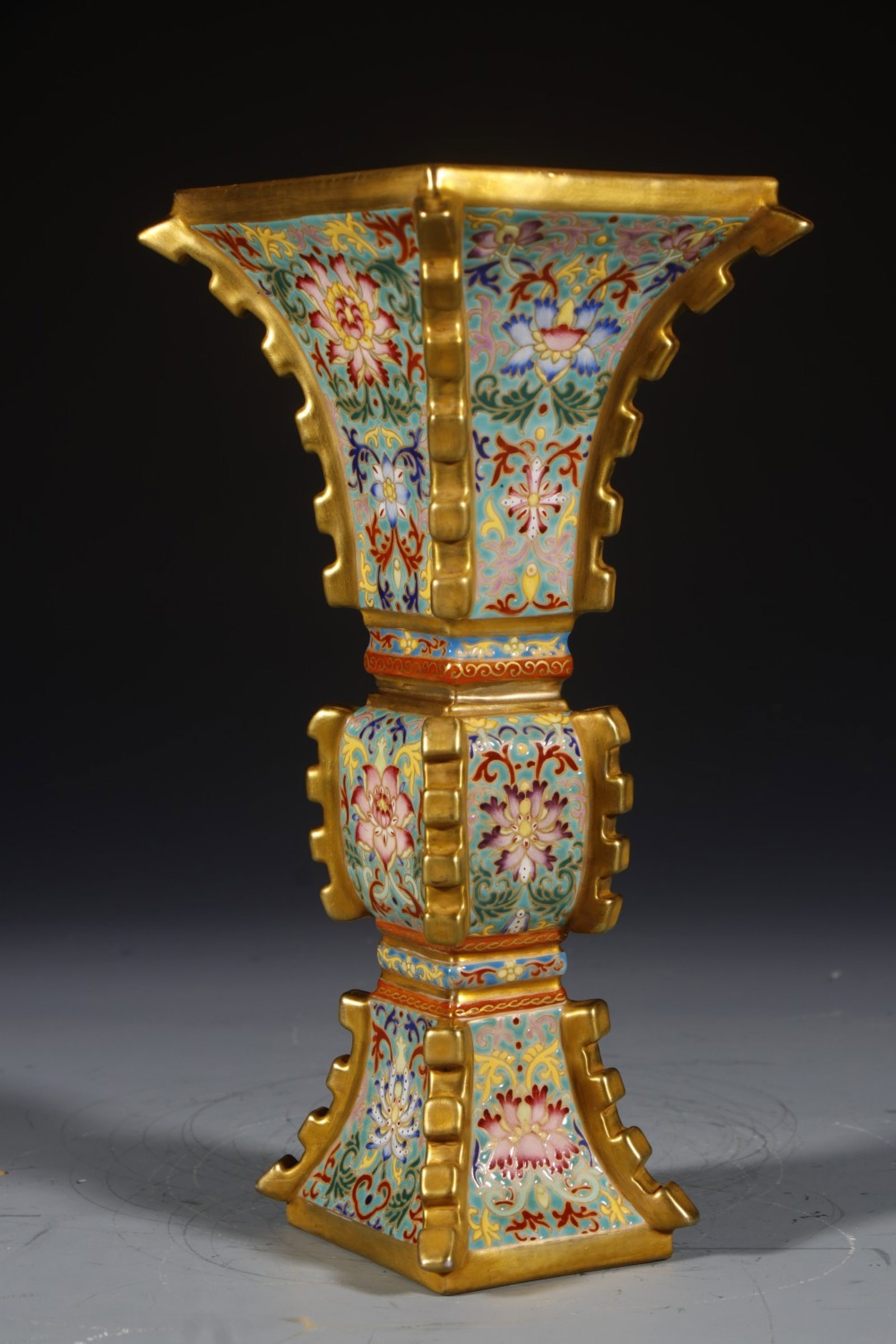 An Exquisite Enamel Lotus Pattern Vase - 5