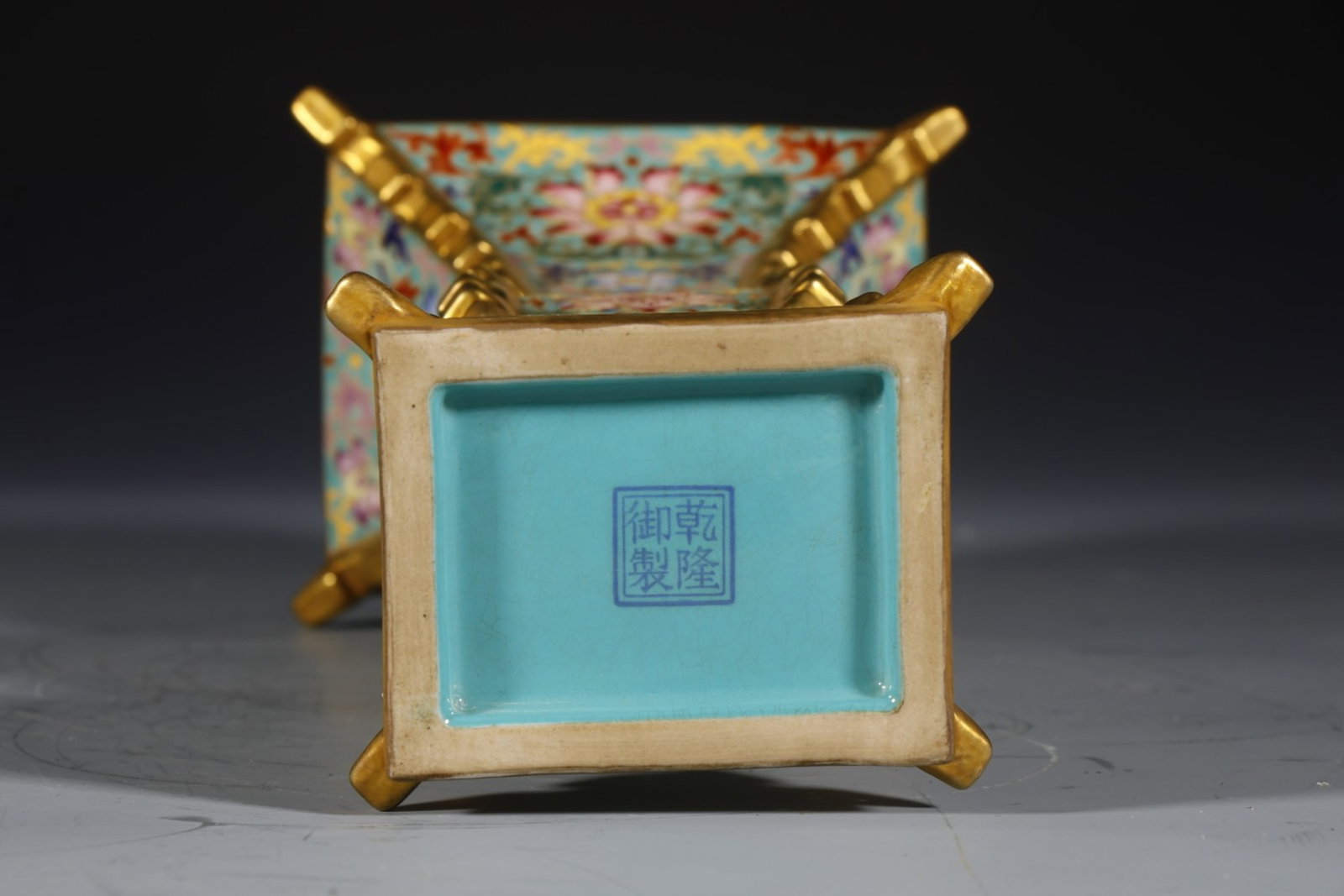 An Exquisite Enamel Lotus Pattern Vase - 7