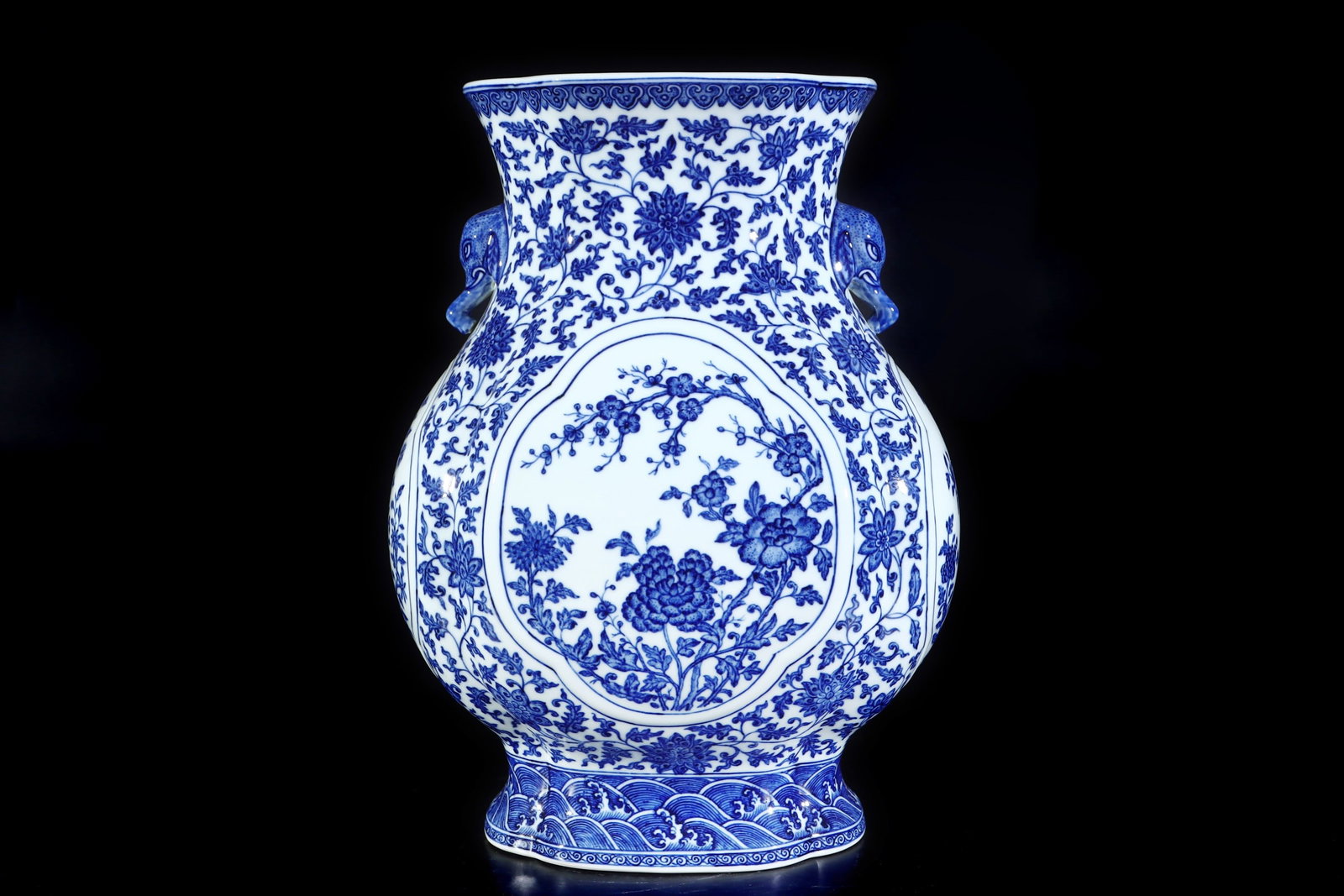 A Huge Blue and White Flower Pattern Elephant-Ears Vase: A Huge Blue and White Flower Pattern Elephant-Ears Vase,Qing Dynasty,China,Qianlong Six-character Mark,Size:16.7inx11.8in 青花花卉纹象耳瓶,中Þ