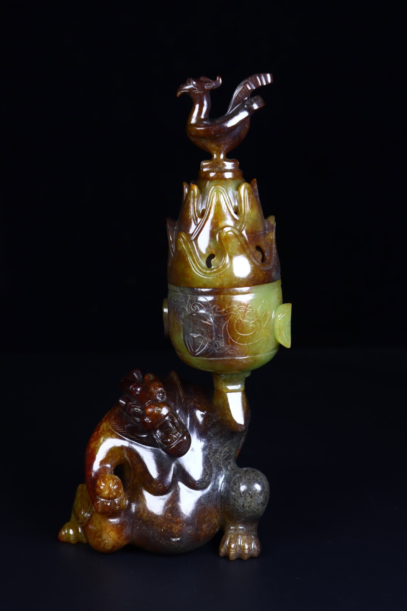 An Exquisite Archaic Jade Bear Censer: An Exquisite Archaic Jade Bear Censer,Ancient Time,China,Size:8.7inx4.3inx2.2in,Weight:807g 高古玉熊香炉,中国远古时期
