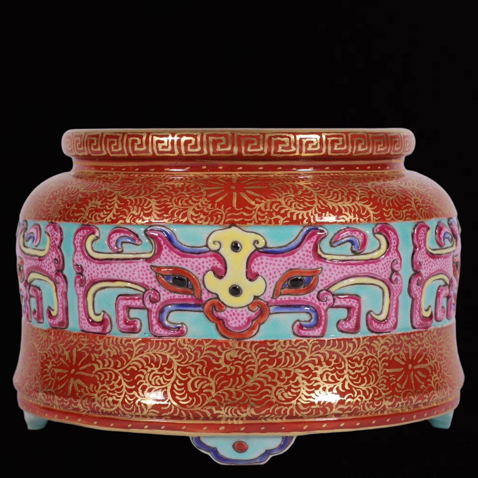 An Exquisite Enamel Iron-Red Painted Gold Beast-Face Pattern Brush Washer: An Exquisite Enamel Iron-Red Painted Gold Beast-Face Pattern Brush Washer,Qing Dynasty,China,Qianlong Six-character Mark,Size:3.1inx3.9in 珐琅彩矾红描金ࠦ