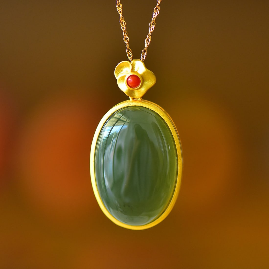 An Exquisite Sterling Silver-Gold Plated Inlaid Sapphire Pendant: An Exquisite Sterling Silver-Gold Plated Inlaid Sapphire Pendant,Size:0.8inx1.2in 纯银镀金镶青玉吊坠