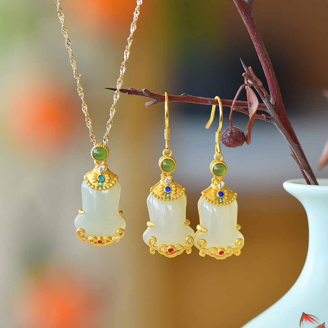 A Set of Fine Sterling Silver-Gold Plated Inlaid White Jade Jewelrys: A Set of Fine Sterling Silver-Gold Plated Inlaid White Jade Jewelrys 一套纯银镀金镶白玉首饰
