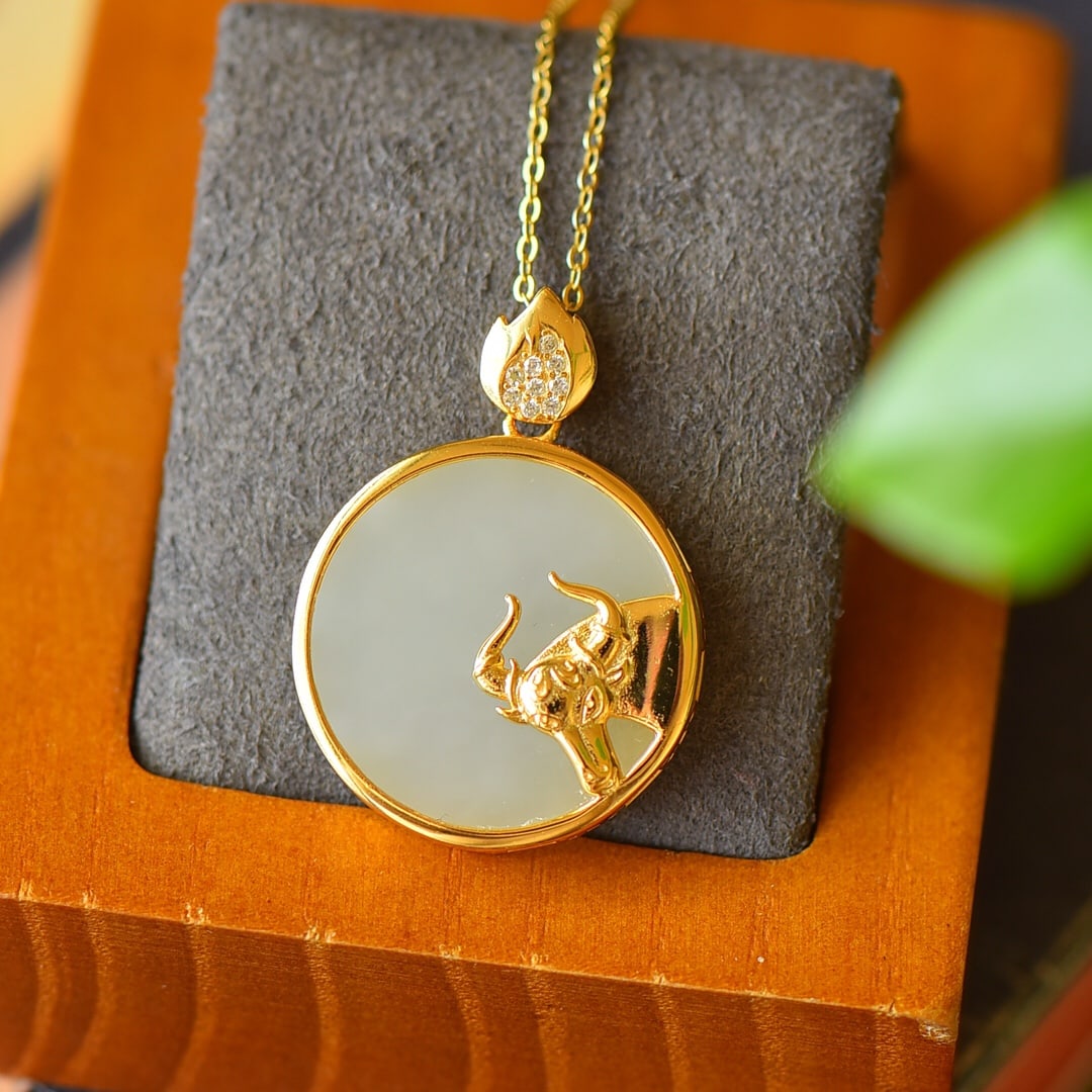 An Exquisite Sterling Silver-Gold Plated Inlaid White Jade Necklace,Inlaid Diamond: An Exquisite Sterling Silver-Gold Plated Inlaid White Jade Necklace,Inlaid Diamond,Size:0.9inx1.2in 纯银镀金镶白玉项链,嵌钻石