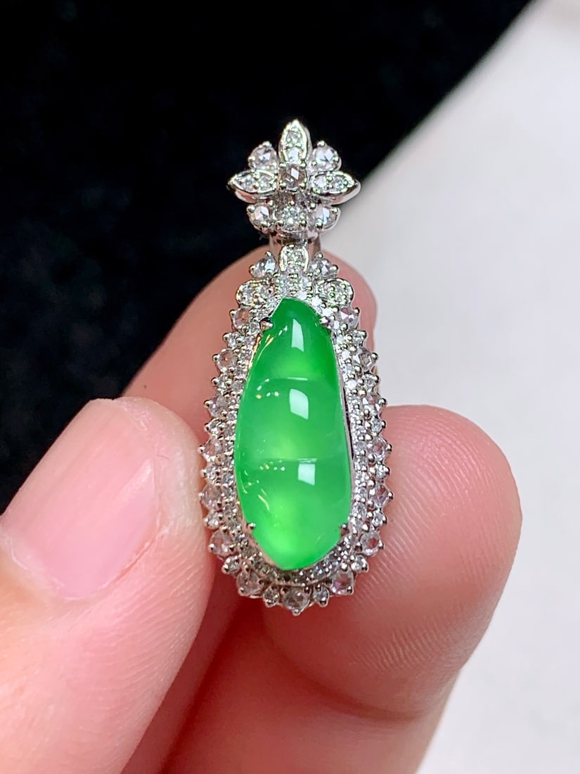 An Exquisite 18k Gold Diamond Inlaid Jadeite Pendant: An Exquisite 18k Gold Diamond Inlaid Jadeite Pendant,Size(Loose Stone):0.6inx0.2in 18k金钻镶嵌翡翠吊坠