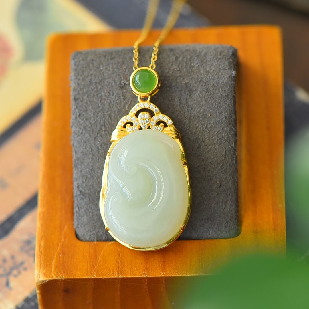 An Exquisite Sterling Silver-Gold Plated Inlaid White Jade Necklace,Inlaid Diamond: An Exquisite Sterling Silver-Gold Plated Inlaid White Jade Necklace,Inlaid Diamond,Size:0.8inx1.6in 纯银镀金镶白玉项链,嵌钻石