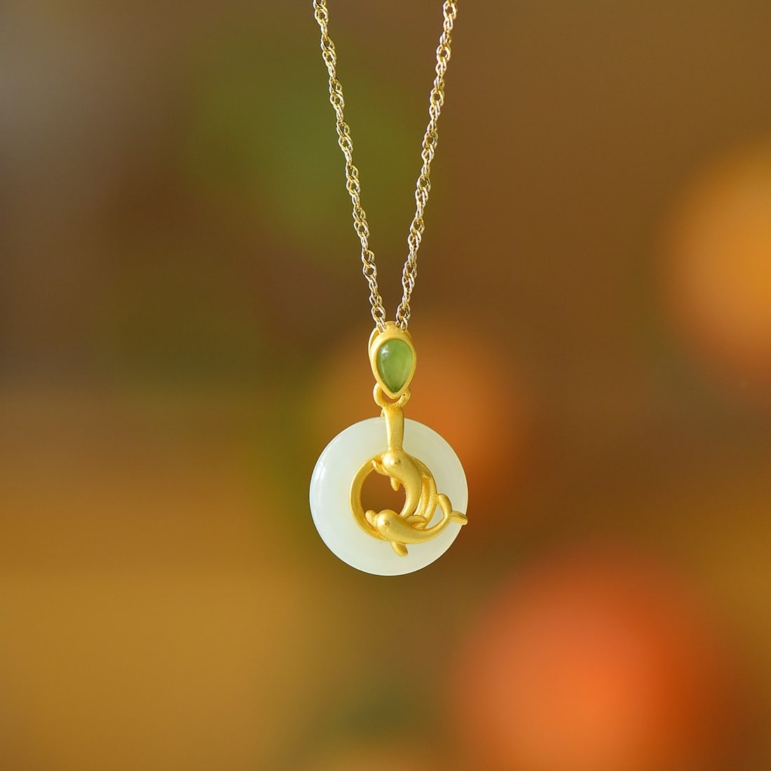 An Exquisite Sterling Silver Inlaid White Jade Fish Pattern Necklace: An Exquisite Sterling Silver Inlaid White Jade Fish Pattern Necklace 纯银镶白玉鱼纹项链