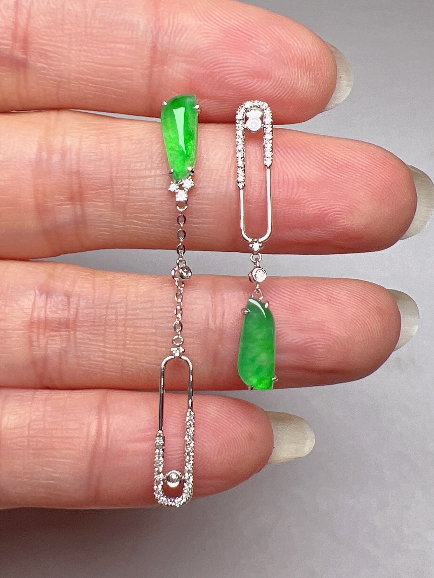 A Pair of Exquisite 18k Gold Diamond Inlaid Jadeite Earrings: A Pair of Exquisite 18k Gold Diamond Inlaid Jadeite Earrings,Size(Loose Stone):0inx0.2in 一对18k金钻镶嵌翡翠耳环