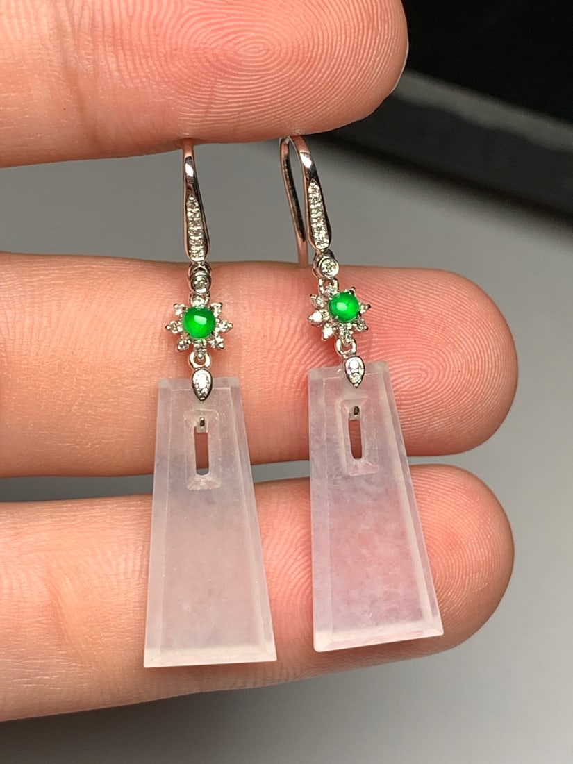 A Pair of Exquisite 18k Gold Diamond Inlaid Jadeite Earrings: A Pair of Exquisite 18k Gold Diamond Inlaid Jadeite Earrings,Size(Loose Stone):0.8inx0.4inx0.1in 一对18k金钻镶嵌翡翠耳环