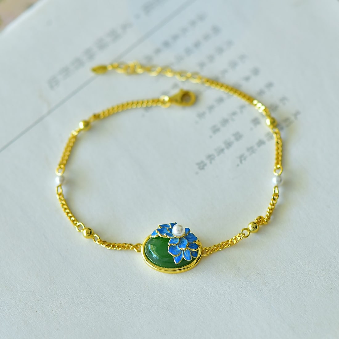 An Exquisite Sterling Silver-Gold Plated Inlaid Jasper Bracelets: An Exquisite Sterling Silver-Gold Plated Inlaid Jasper Bracelets,Size:0.4inx0.6in 纯银镀金镶碧玉手链