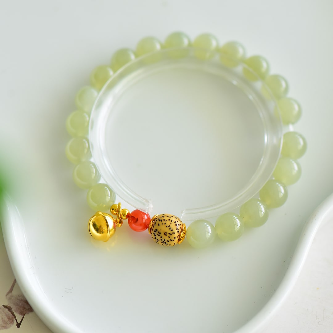 An Exquisite White Jade Bracelets: An Exquisite White Jade Bracelets,Size:0.3inx0.3in 白玉手链