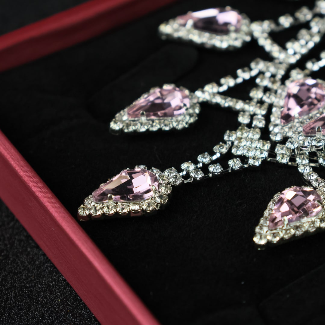 An Exquisite Ring: An Exquisite Ring,Size:0.7inx0.5in 一个精美的戒指
